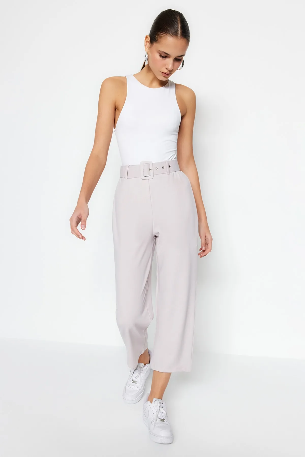 Trendyol Collection  Smarte Krepp-Strickhose im Karottenschnitt mit hohem Bund und Gürtel in Steinoptik TWOSS23PL00308