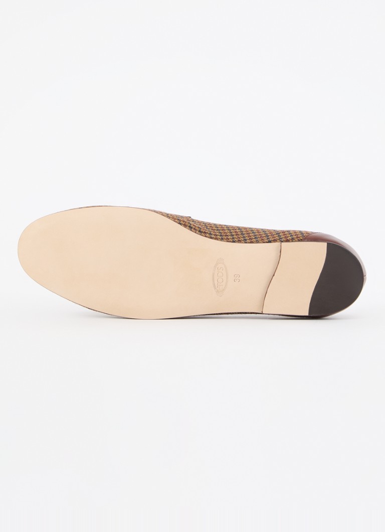 Tod'sin loaferit, joissa on kukonaskelkuvio ja nahkaisia yksityiskohtia