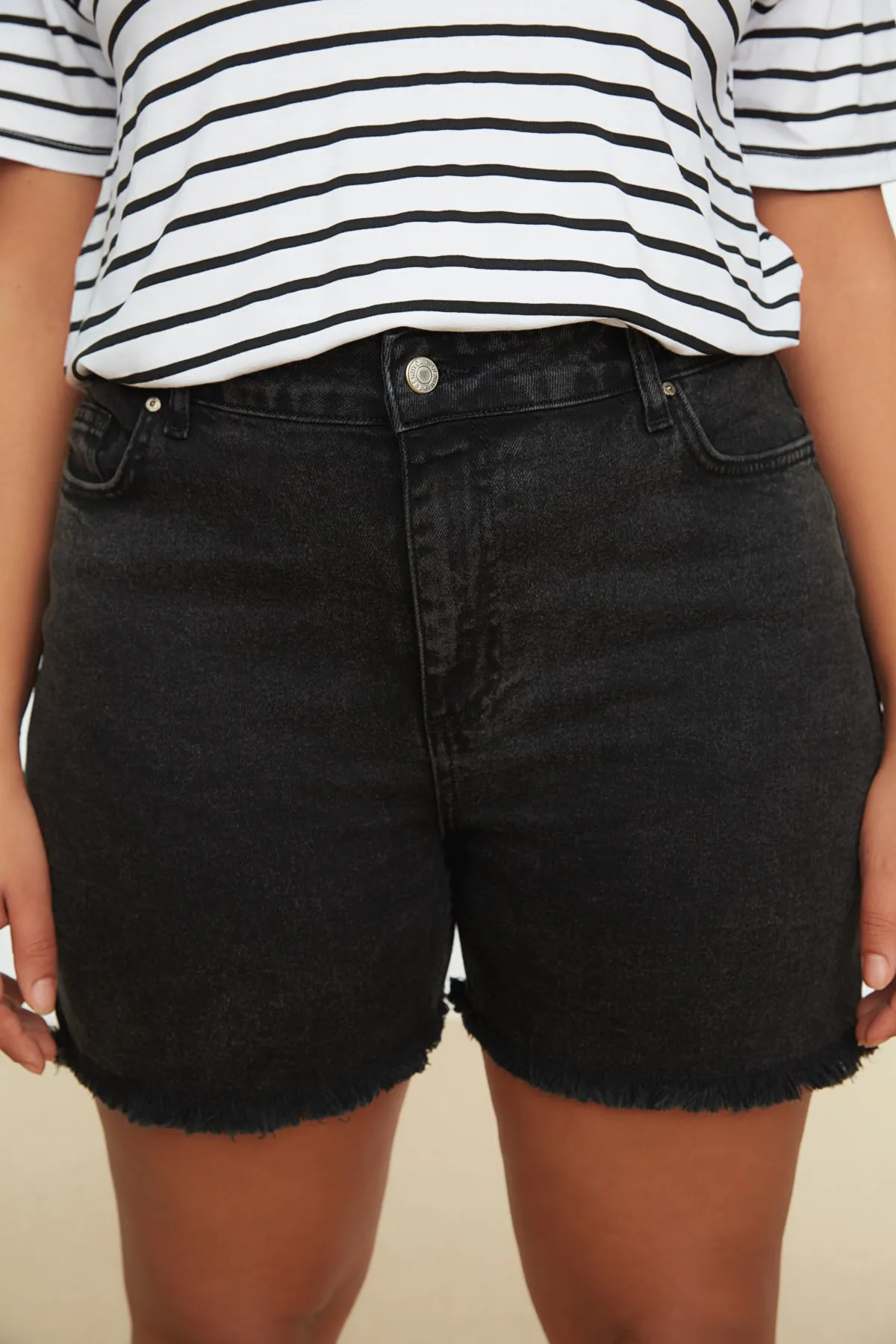 Trendyol Curve  Schwarze Skinny-Jeansshorts mit hoher Taille und Bermuda TBBSS22AP0008