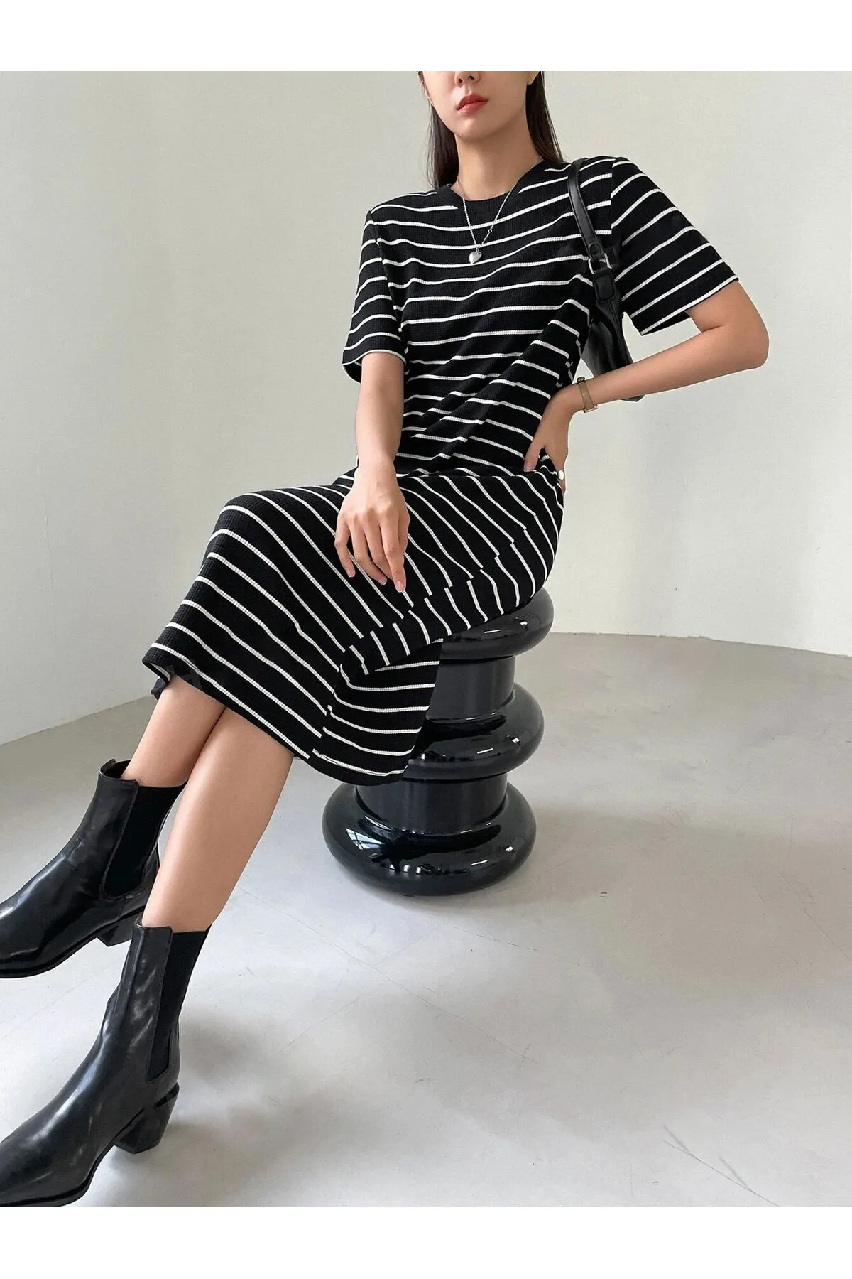 Know  Schwarz-weiß gestreiftes gemustertes Seersucker-Kleid