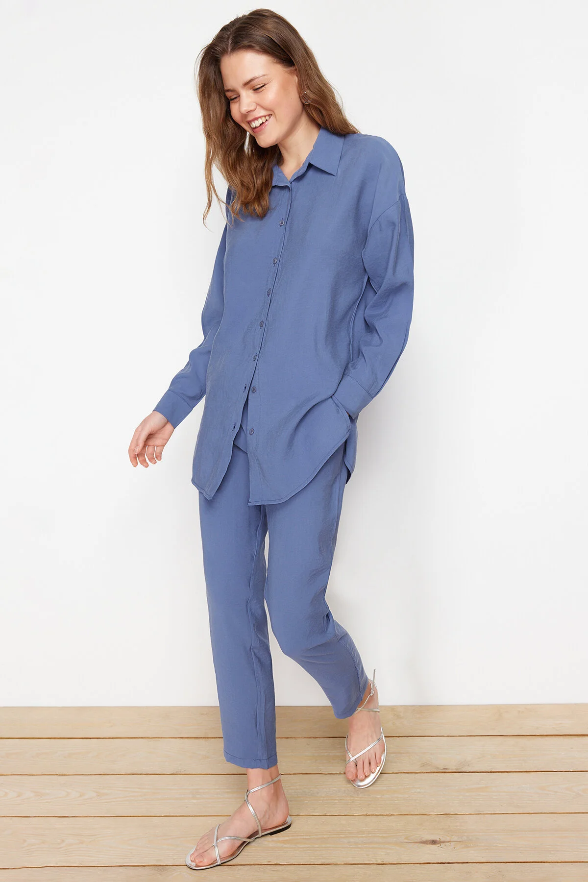 Trendyol Modest  Blaues Set aus gewebtem Modalstoff mit Hemd und Hose unten TCTSS24US00058