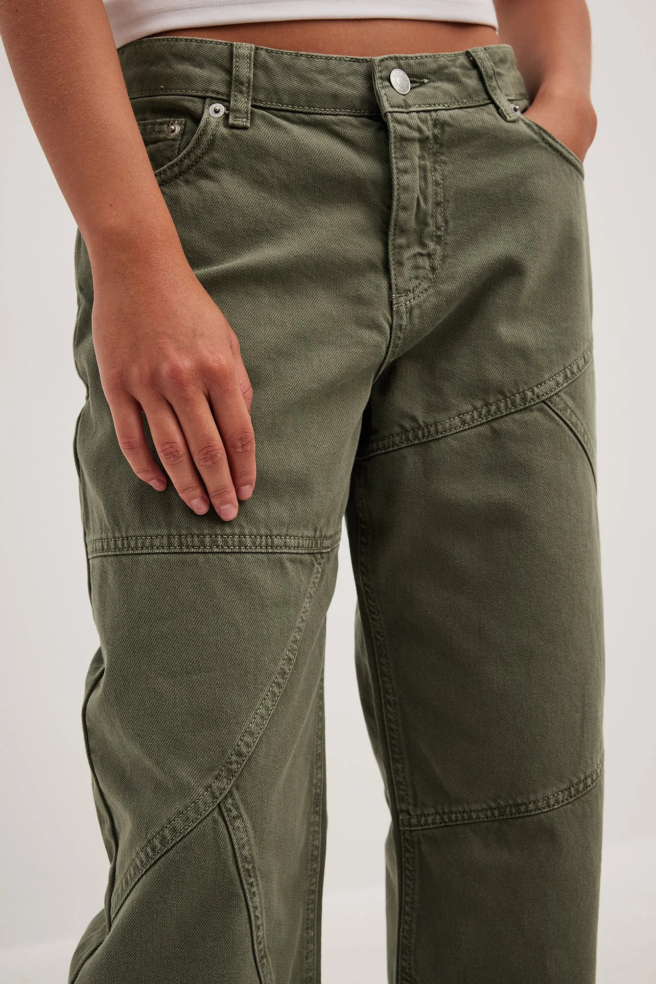 Weite Jeans mit mittlerer Taille und Nahtdetails