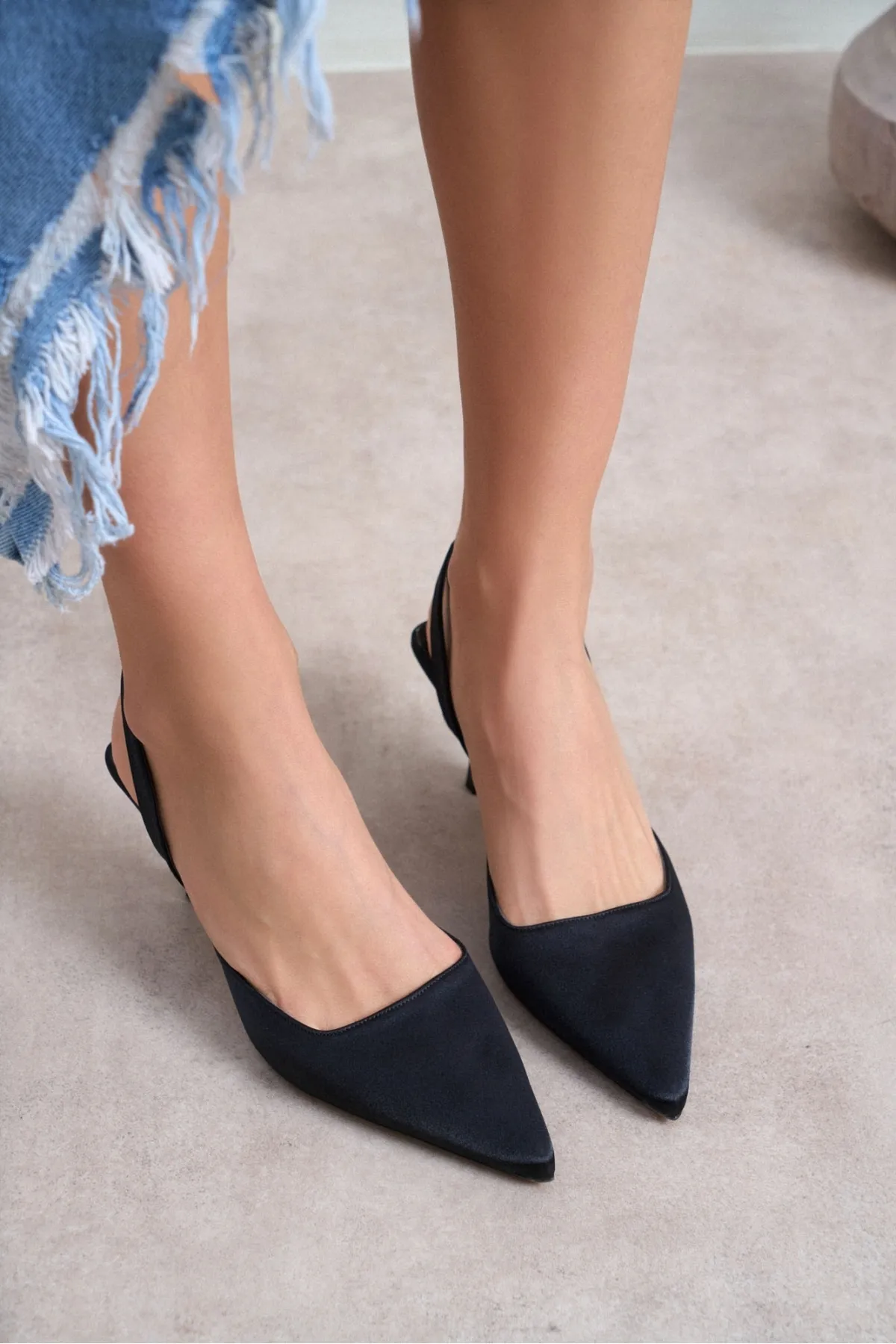 NİŞANTAŞI SHOES  Love Schwarze Satin-Damenschuhe mit Absatz und Knöcheldetail hinten