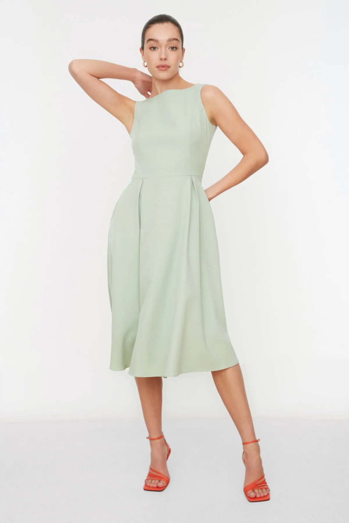 Trendyol Collection  Mintfarbenes, gewebtes, plissiertes Midi-Kleid mit Taillenbund TWOSS20EL0980