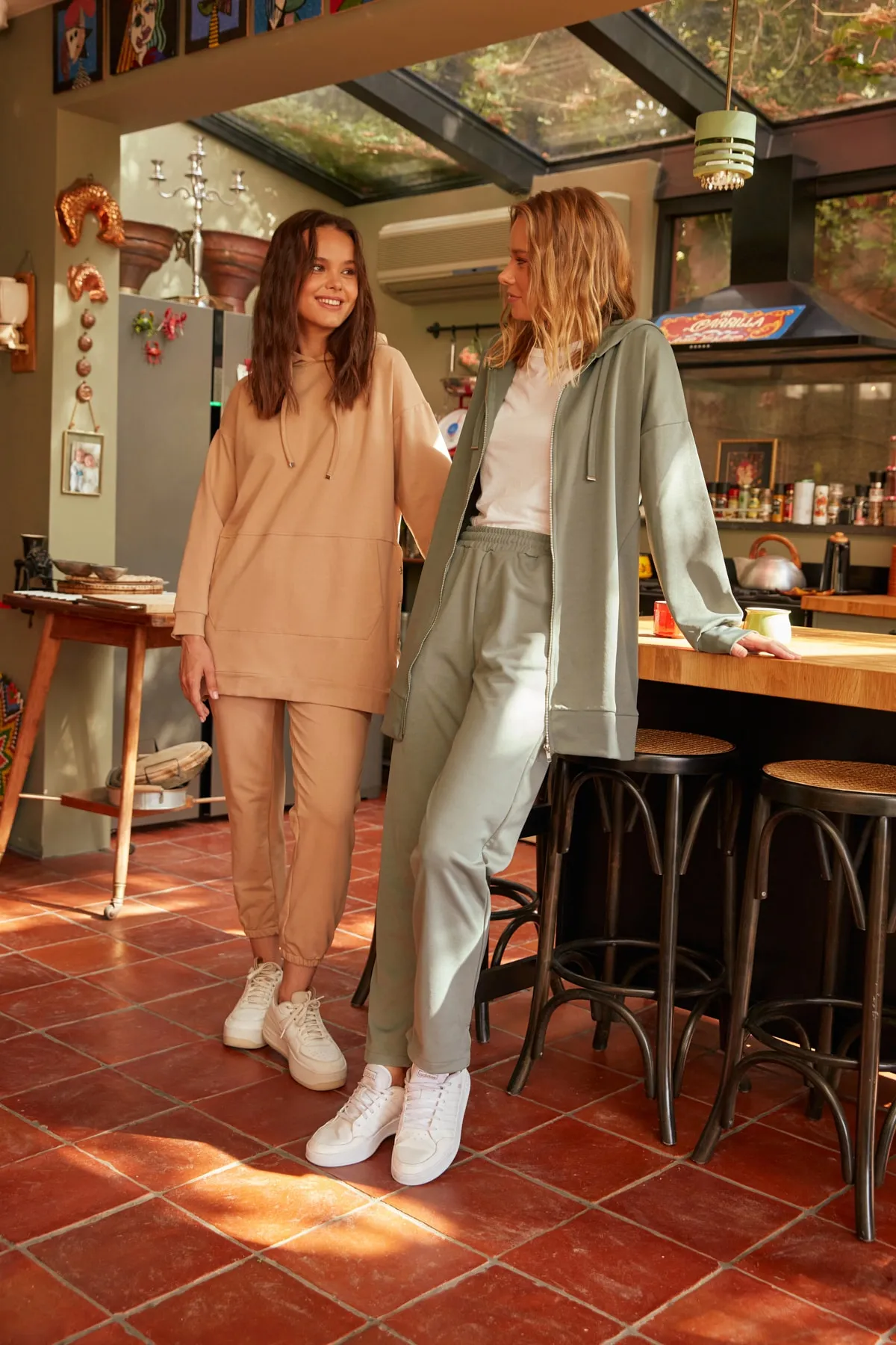 Trendyol Modest  Nerzfarbenes Jogger-Trainingsanzug-Set mit Kapuze und Kängurutasche und Druckknöpfen und detailliertem Detail TCTSS21EM0072