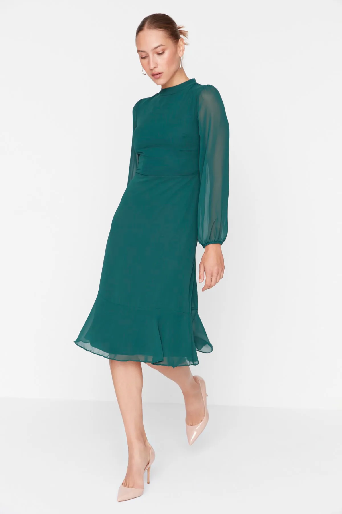 Trendyol Collection  Grünes Midi-Kleid aus Chiffon mit hohem Kragen und Futter TWOAW20EL1313