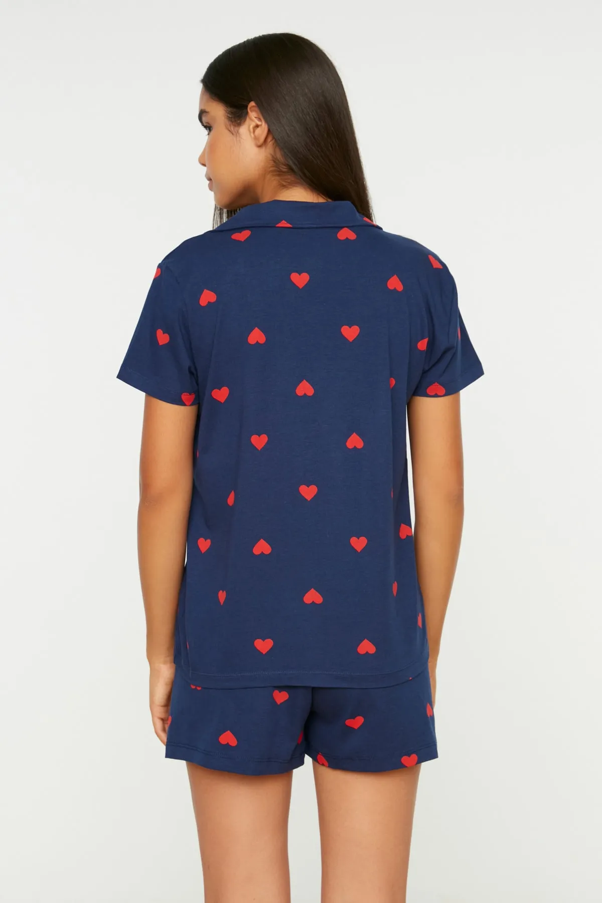 Trendyol Collection  Marineblaues, gestricktes Pyjama-Set mit Hemd und Shorts aus 100 % Baumwolle mit Herzmuster THMSS21PT0756