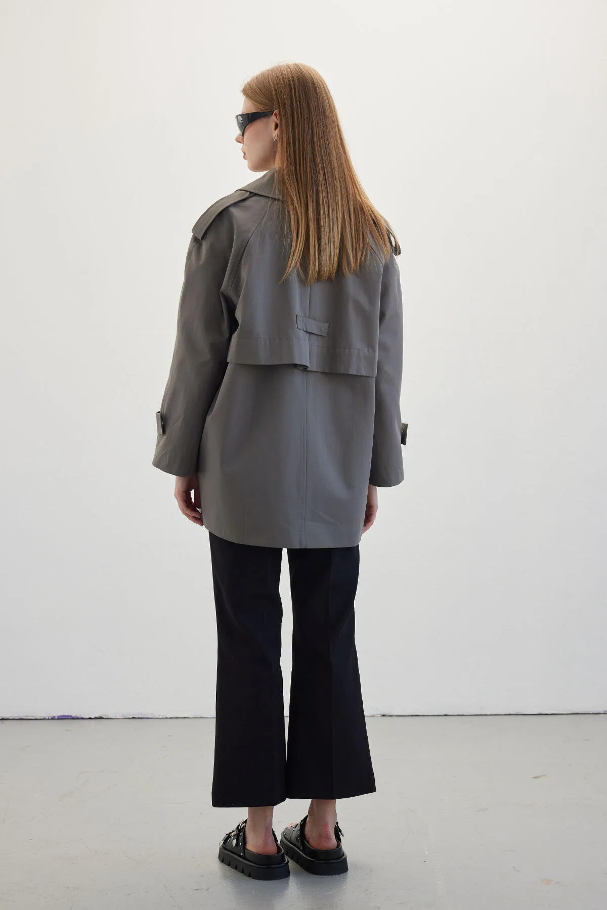 Manuka  Übergroßer kurzer Trenchcoat in Grau
