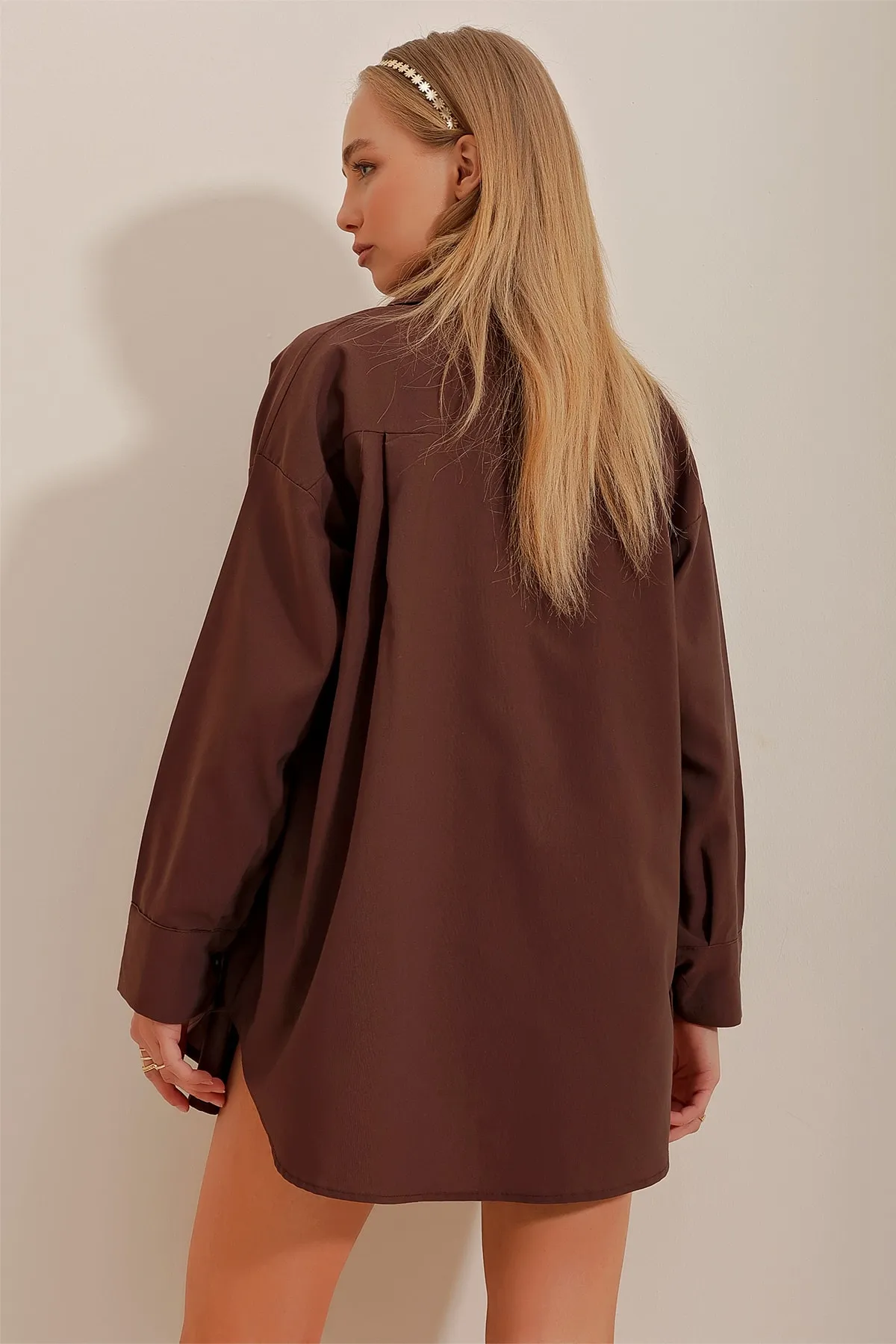 Trend Alaçatı Stili  Braunes, übergroßes, langes, gewebtes Hemd für Damen ALC-X6828