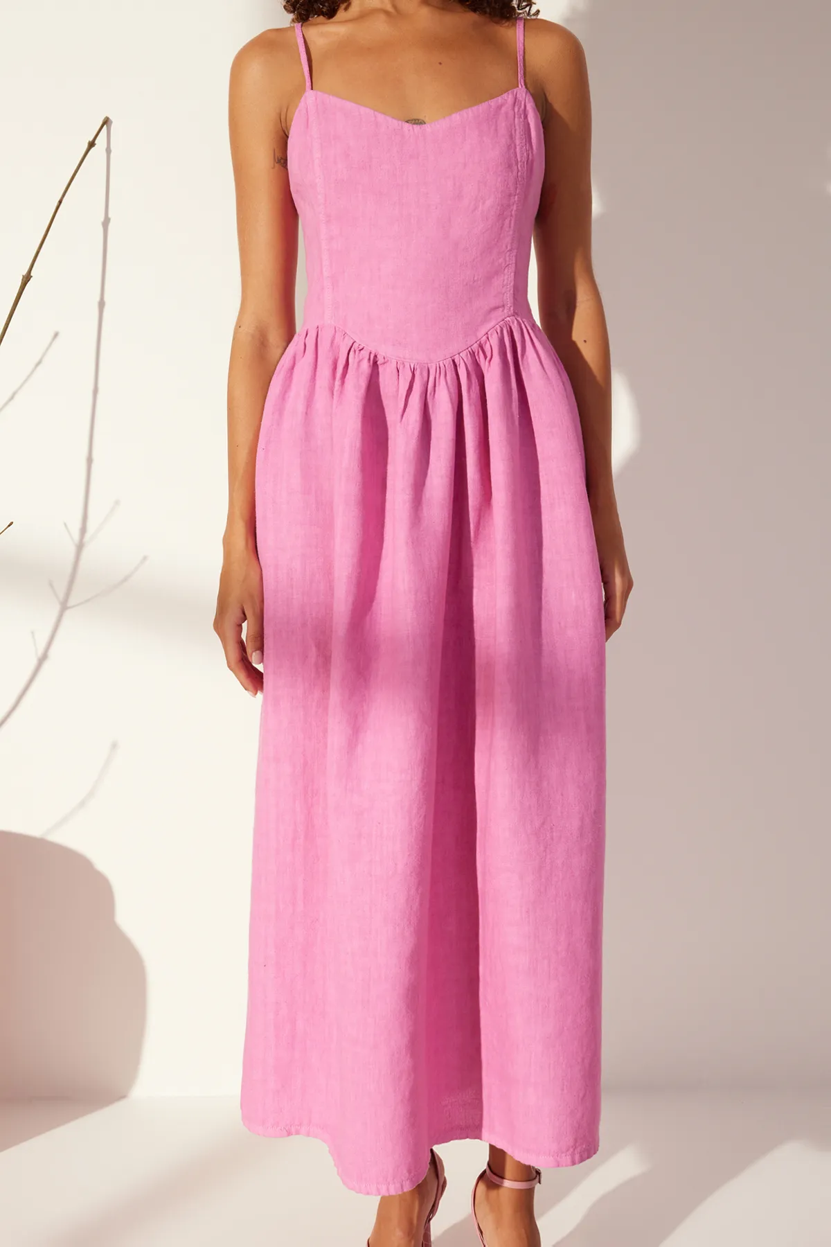 Trendyol Collection  Rosa Maxikleid mit Trägern aus 100 % Leinen TWOSS24EL00667