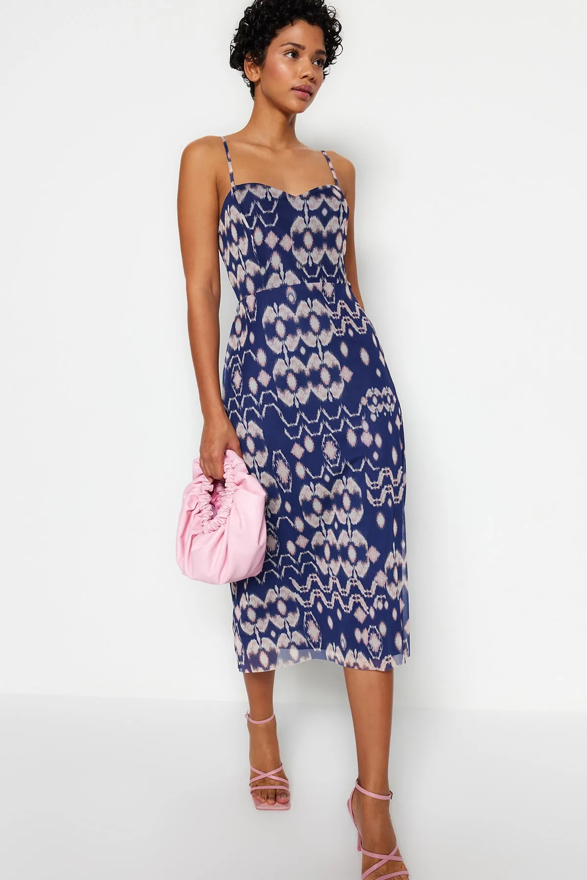 Trendyol Collection  Marineblau gemustertes Midi-Strickkleid mit überkreuztem Rücken und detaillierten Trägern und herzförmigem Ausschnitt TWOSS23EL02092