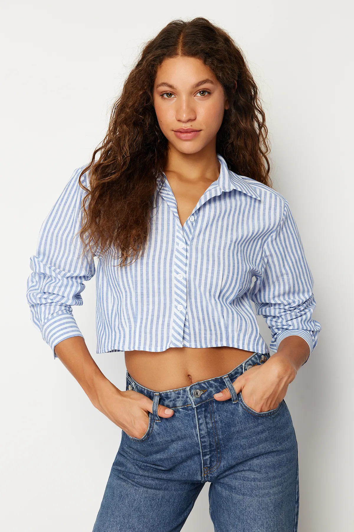 Trendyol Collection  Blau gestreiftes Crop-Shirt mit tief sitzenden Ärmeln - TWOSS24GO00092
