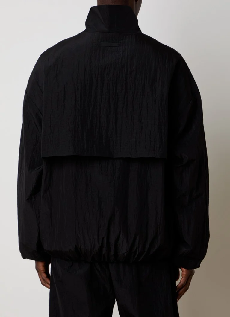 Anoraque Fear of God Essentials com logotipo