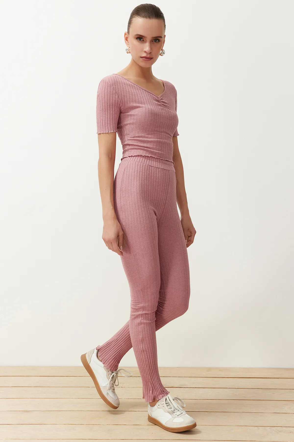 Trendyol Collection  Dried Rose V-Ausschnitt Raffung Detail Rippen Stretch Strick Bluse und Hose Unterteil-Top Set TWOSS24AU00100