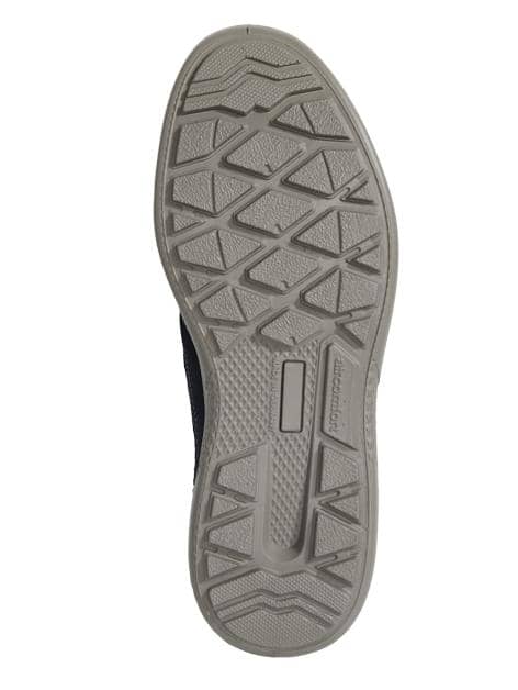 Slipper mit seitlichen Dehnzonen.
