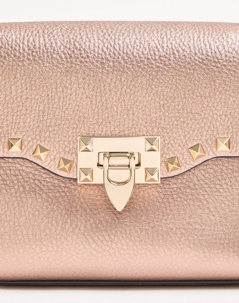 Valentino Garavani Rockstud Lille Skuldertaske i Lamineret Granato Kalveskind