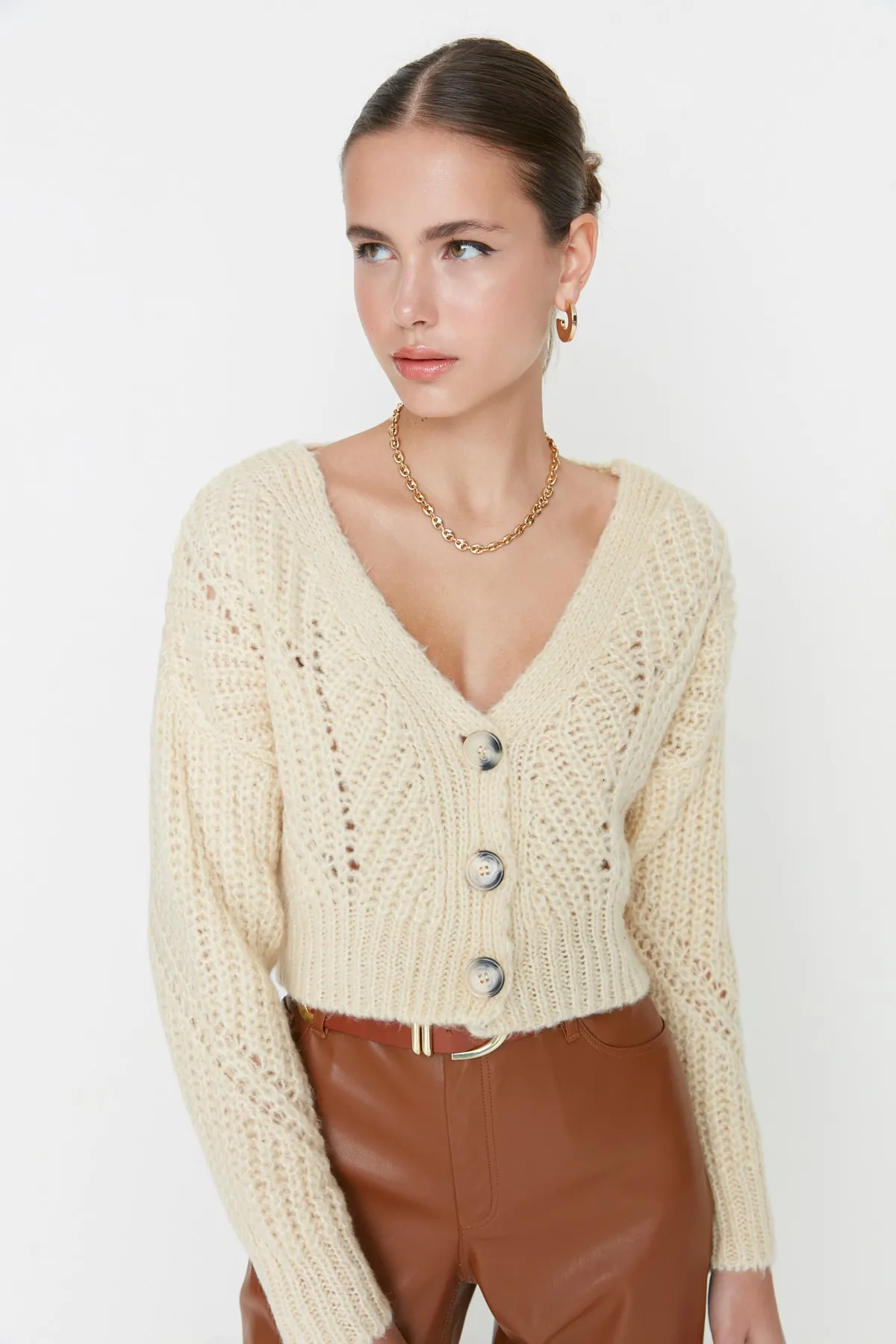 Trendyol Collection  Ecrufarbene, superkurze Strickjacke mit weicher Struktur und Knopfdetail