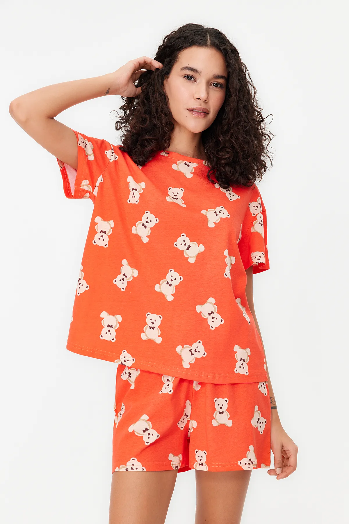 Trendyol Collection  Zimtfarbenes, gestricktes Pyjama-Set mit T-Shirt und Shorts aus 100 % Baumwolle mit Teddybär-Muster THMSS23PT00005