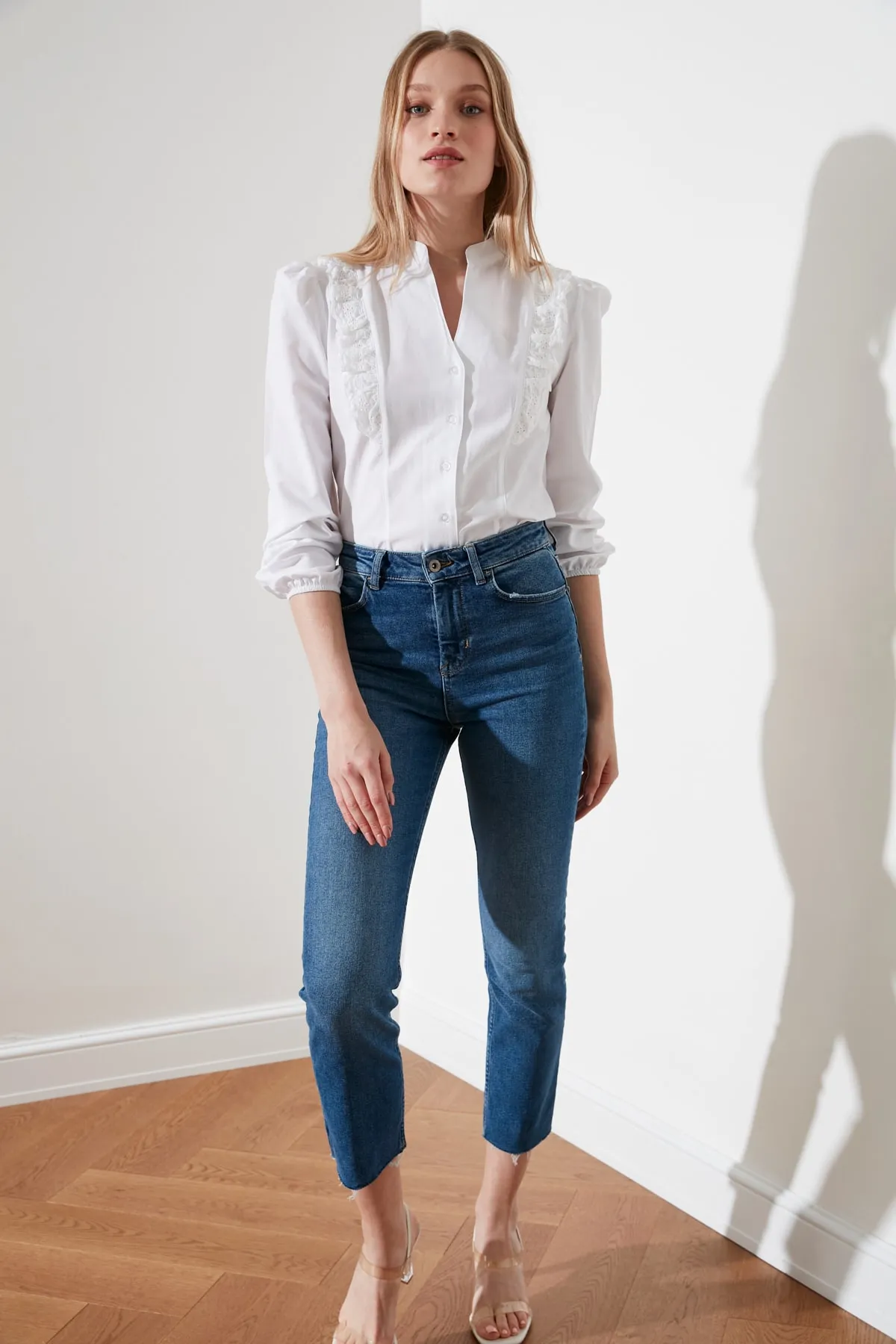 Trendyol Collection  Weißes Spitzenhemd aus Baumwolle - Regular Fit TWOSS20GO0044