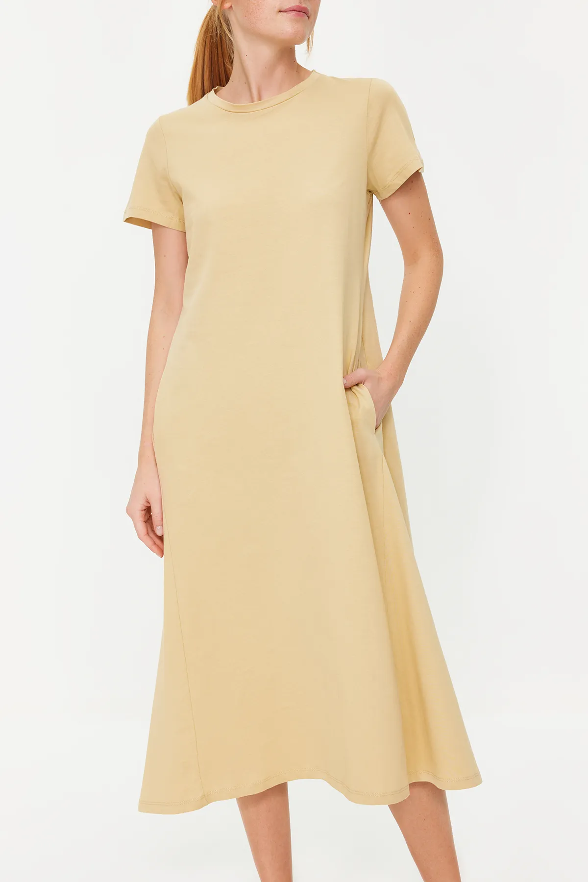 Trendyol Collection  Beiges A-Linien-Midikleid aus Strick mit Rundhalsausschnitt und Taschen TWOSS24EL00169