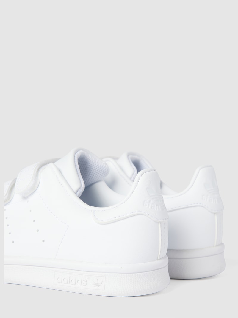 Sneaker mit Label-Details Modell 'STAN SMITH J' in weiß
