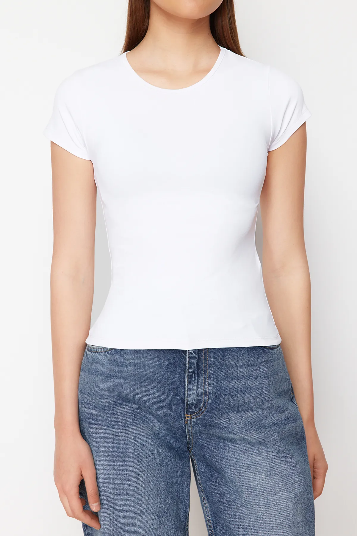 Trendyol Collection  Weißes flexibles Polyamid - Kurzarm-T-Shirt mit Rundhalsausschnitt TWOSS24TS00238