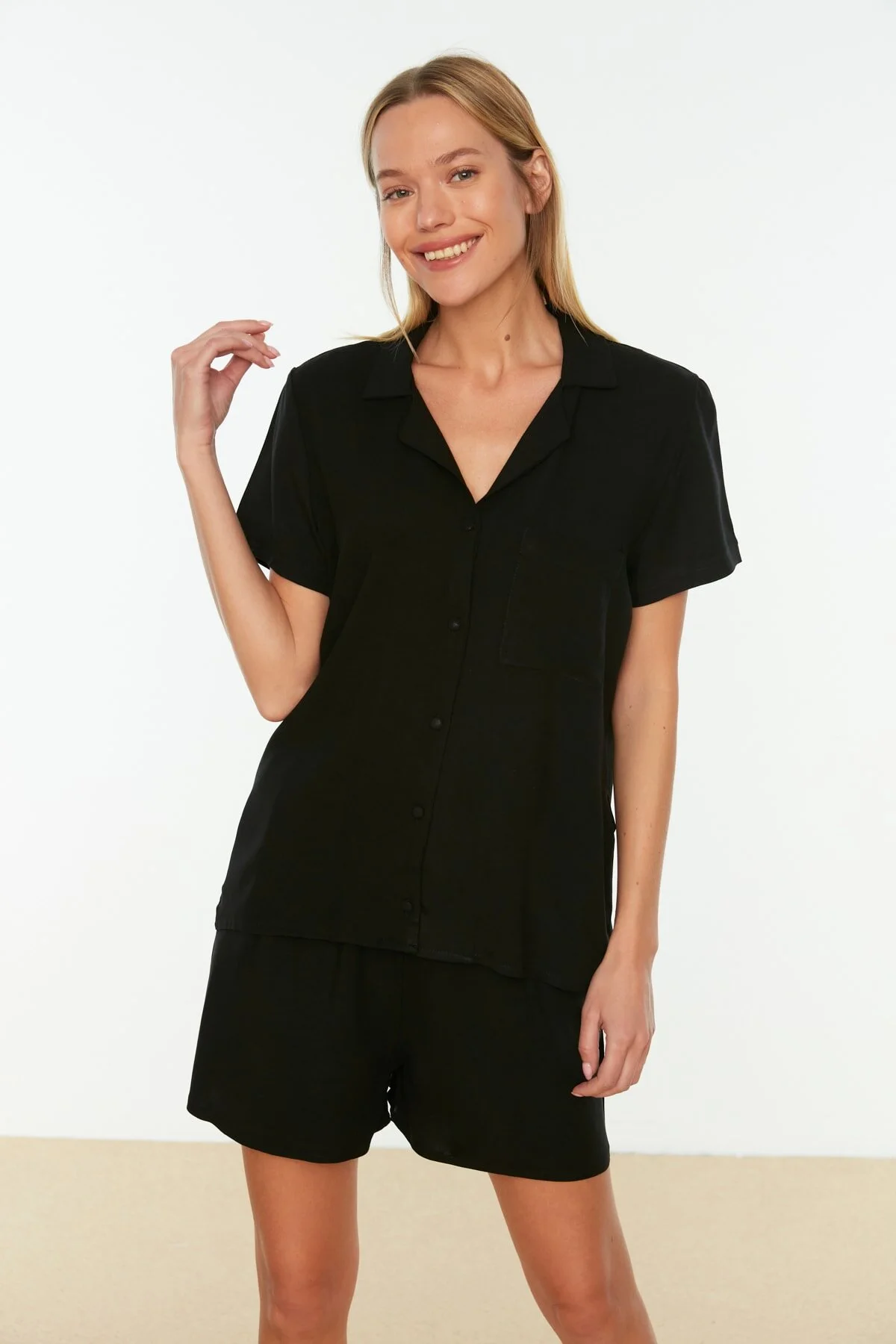 Trendyol Collection  Schwarzes, gewebtes Pyjama-Set aus Hemd und Shorts aus Viskose THMSS19PT0004