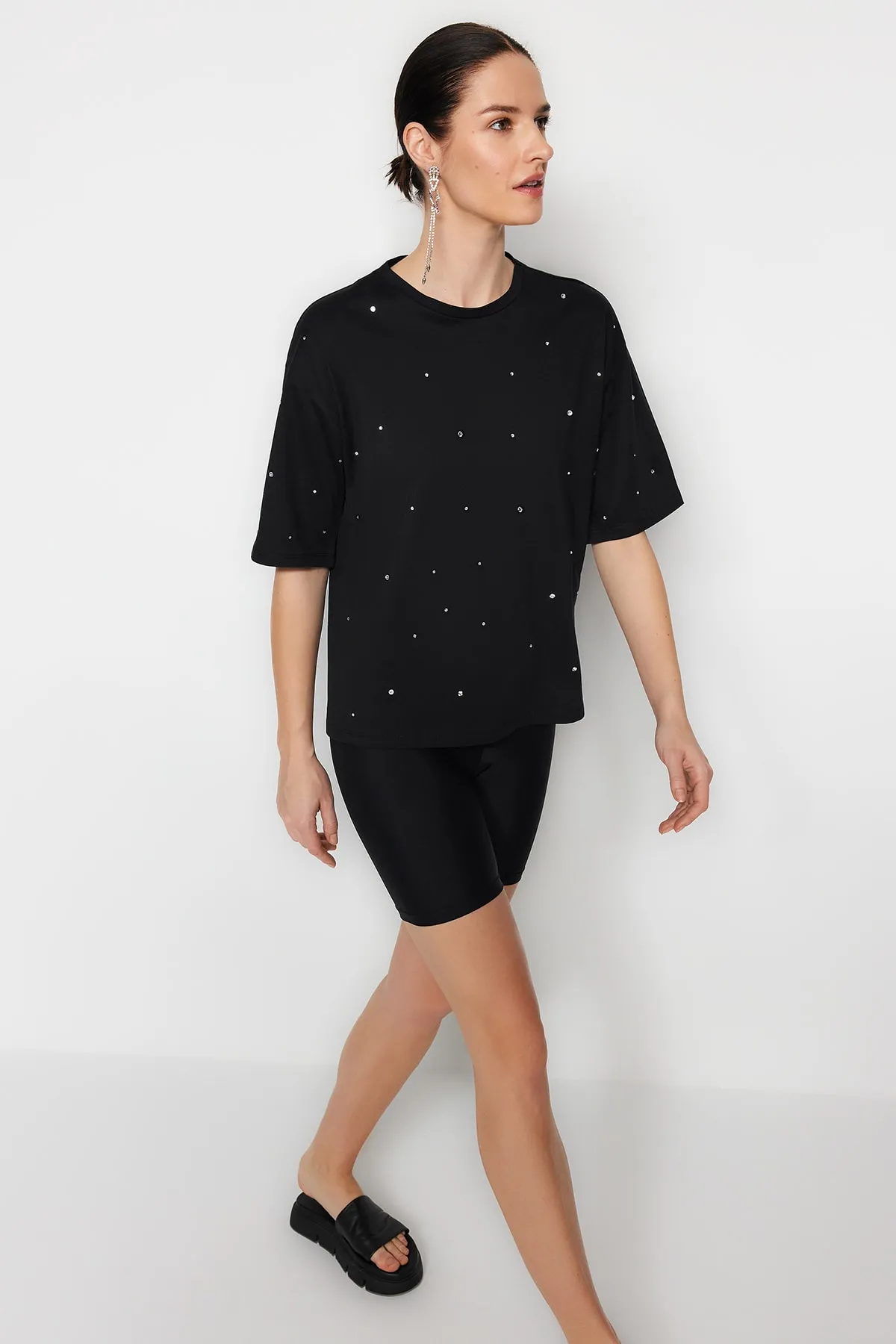 Trendyol Collection  Schwarzes Stone-detailliertes, entspanntes/weites, entspannt geschnittenes Strick-T-Shirt mit Rundhalsausschnitt TWOSS23TS00153