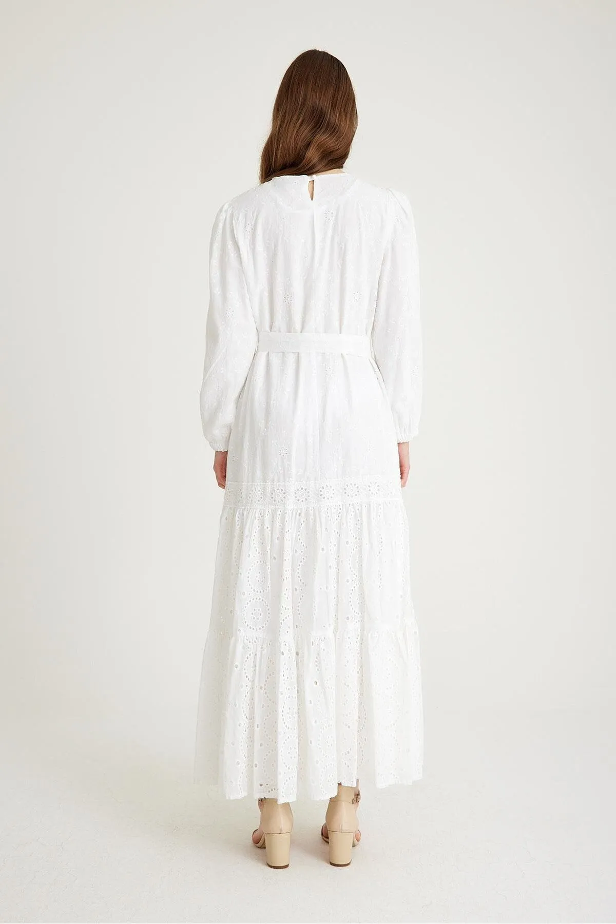 Olcay  Langes Kleid aus Guipure-Baumwolle mit gerafftem Rock und Gürtel in der Taille WEISS 9910-E