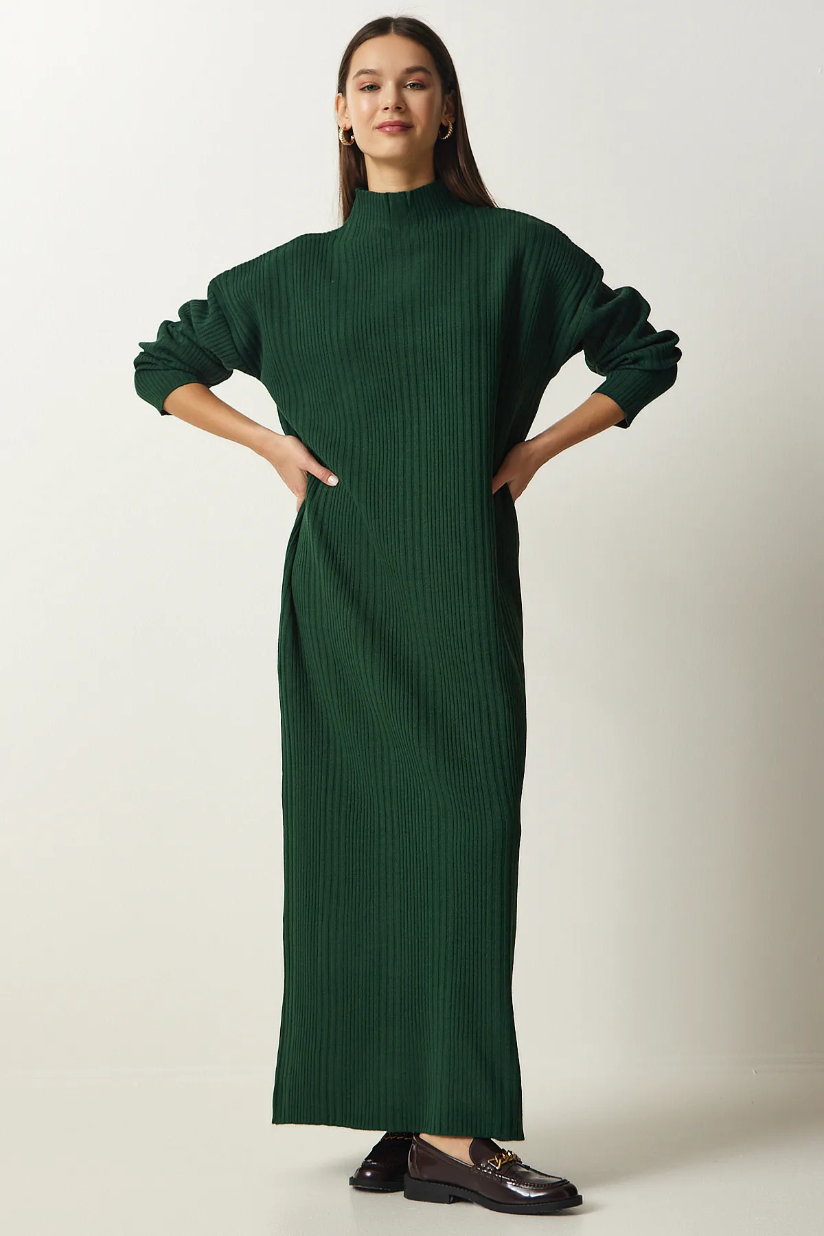 Happiness İstanbul  Dunkelgrünes Oversize-Strickkleid mit hohem Kragen für Damen XN00001