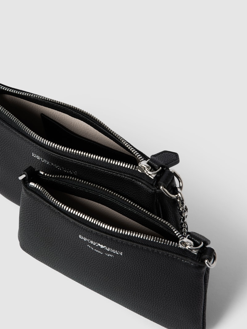 Umhängetasche mit Label-Print in schwarz