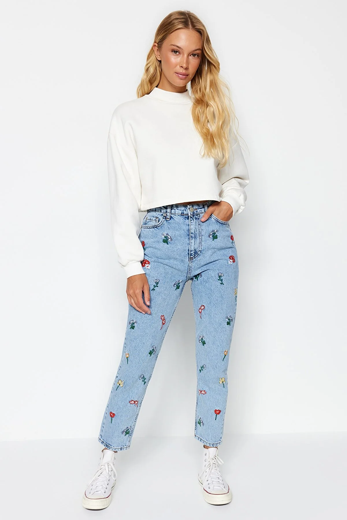 Trendyol Collection  Blaue bestickte Mom-Jeans mit hoher Taille TWOSS21JE0591