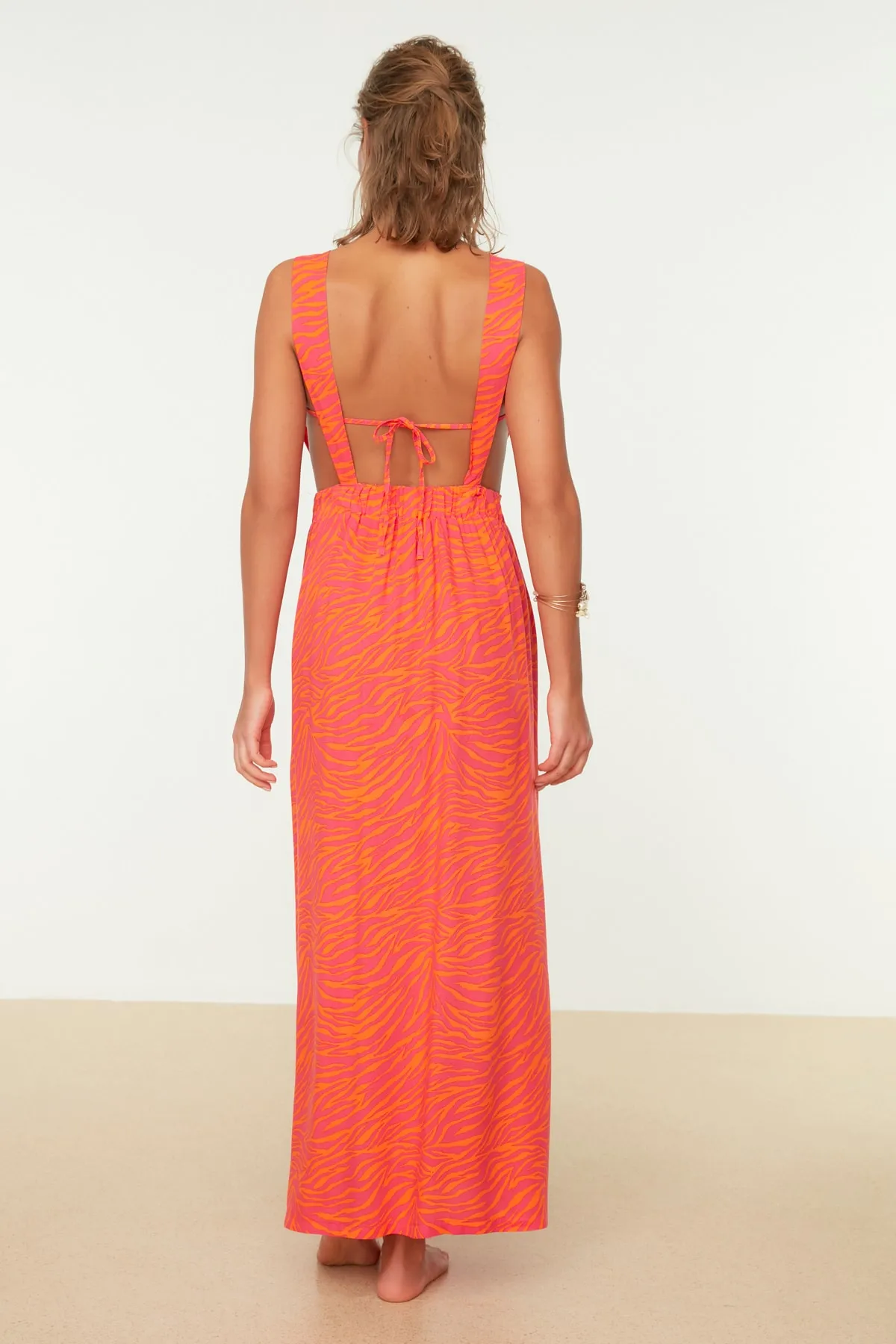 Trendyol Collection  Granatapfel-Blumen-Zebra-gemustertes, geschlitztes, detailliertes Strandkleid TBESS22EL0062