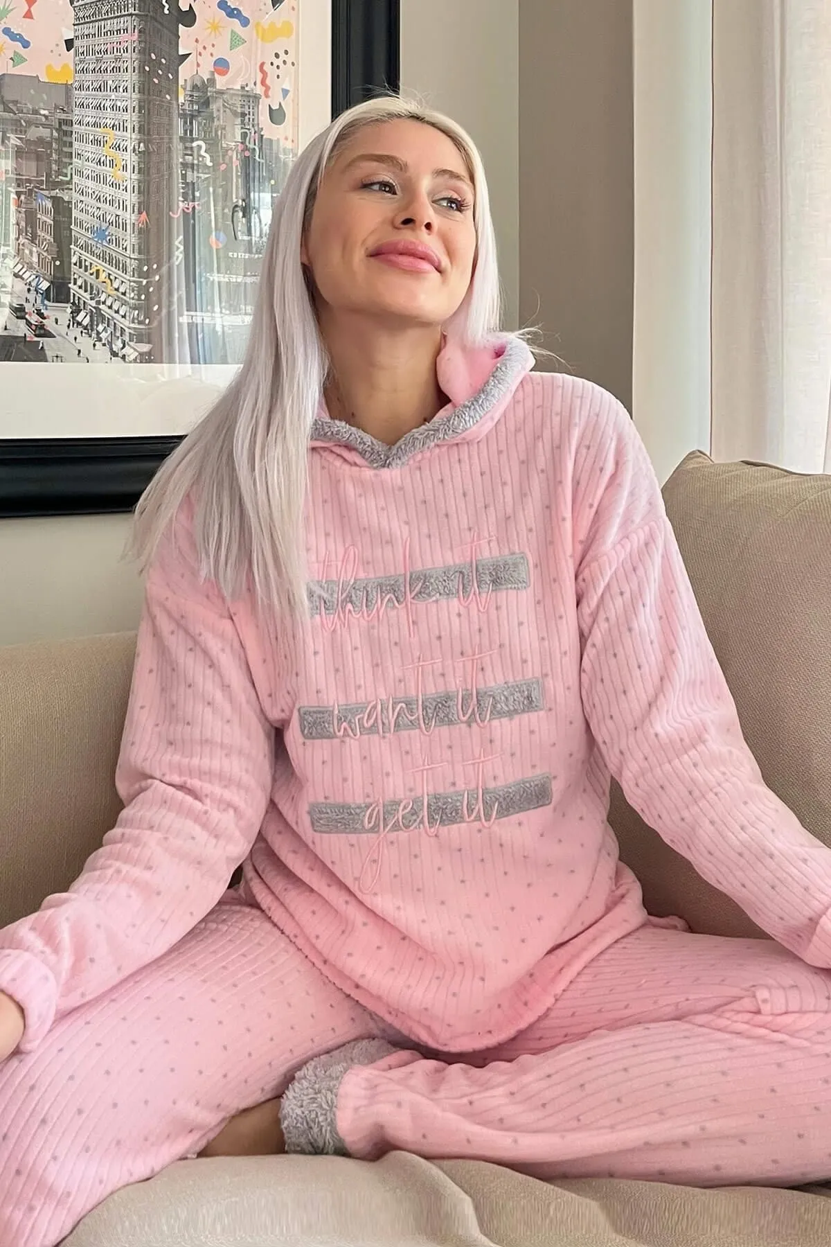 Pijamaevi  Puderrosa Pyjama-Set aus Plüsch-Fleece mit drei Linienmuster und Kapuze