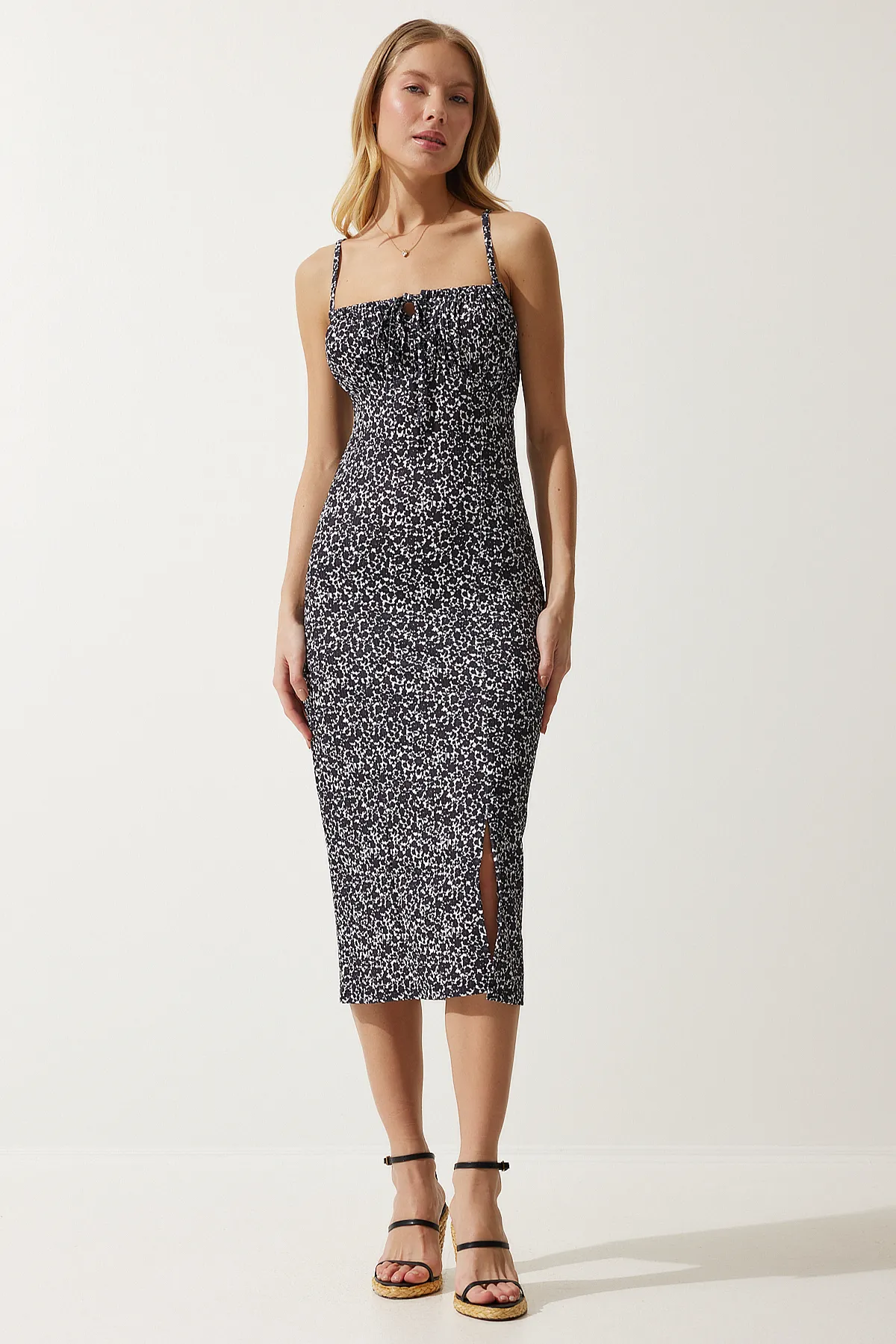 Happiness İstanbul  Schwarz-weißes Sommer-Strickkleid mit Blumenmuster und Schlitz für Damen CI00029