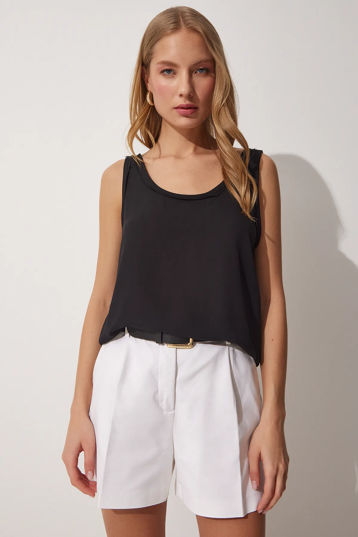 Happiness İstanbul  Schwarze lockere Kreppbluse mit U-Ausschnitt für Damen RC00148