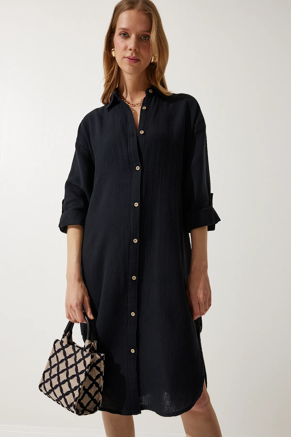 Happiness İstanbul  Schwarzes Oversize-Hemdkleid aus Musselin für Damen SA00021