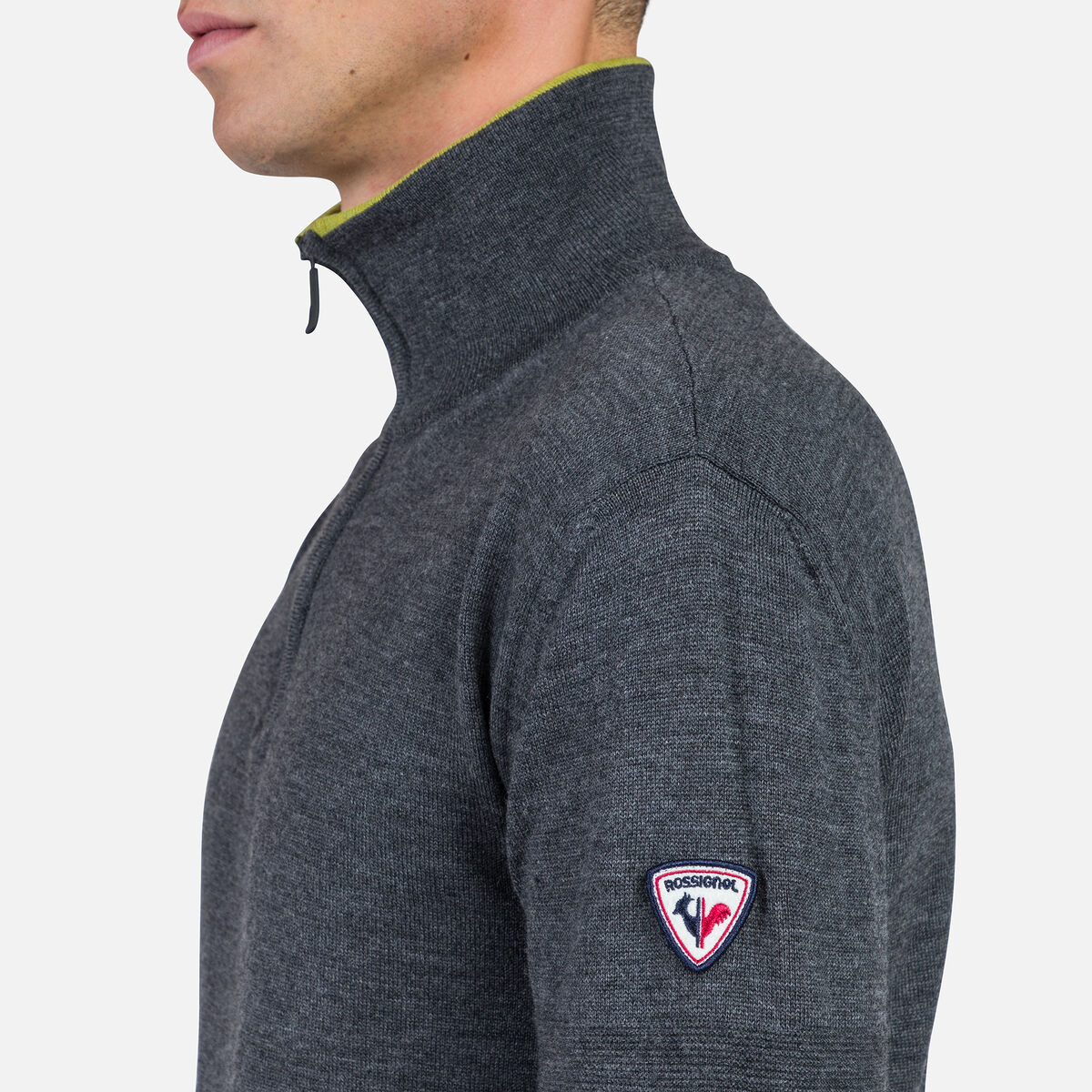 Gestreifter Herrenstrickpullover mit halblangem Reißverschluss
