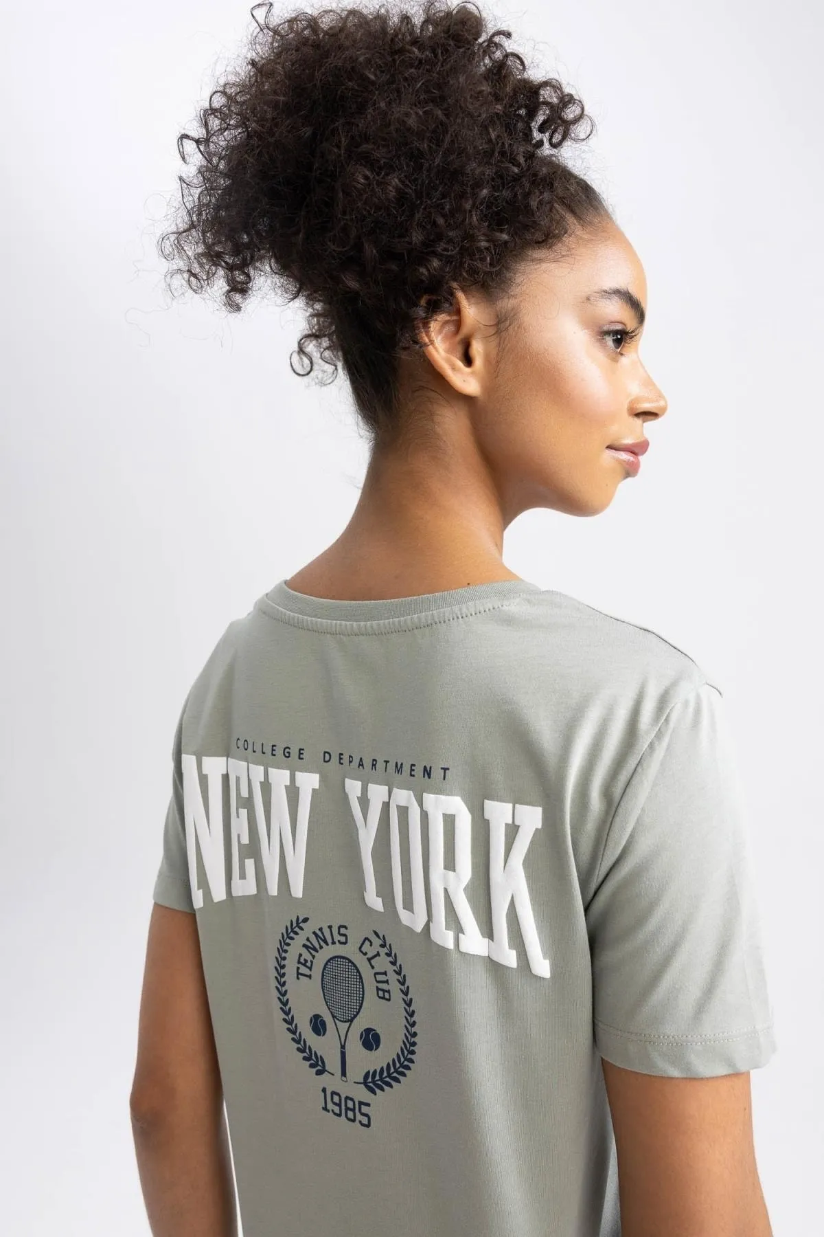 DeFacto  Passform: Normale Passform, Rundhalsausschnitt, Rückenaufdruck, Sport-Print, Athlete, Kurzarm-T-Shirt A8914ax23hs