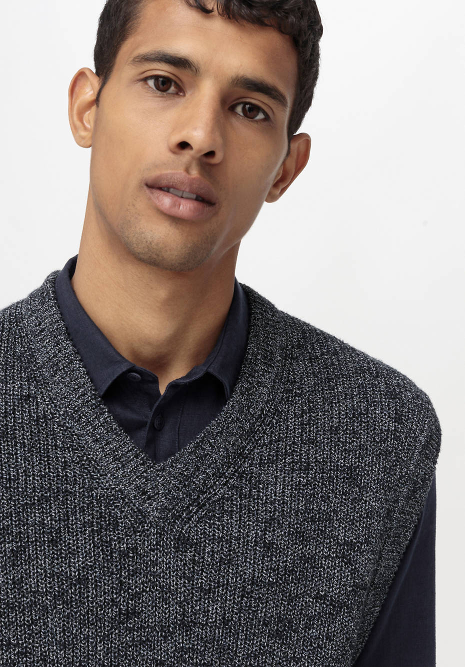 V-Neck-Pullunder aus Bio-Baumwolle mit Leinen