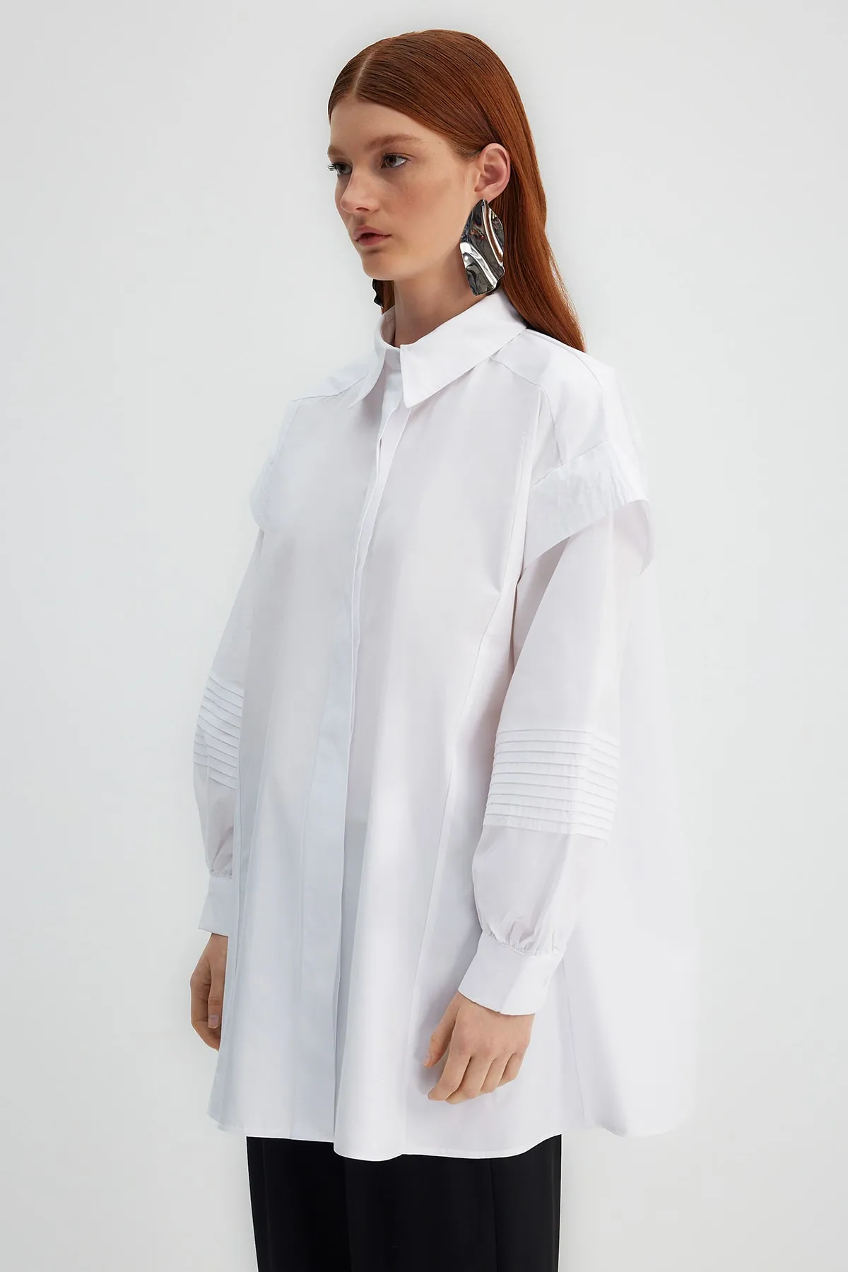 Trendyol Modest  X Kevser Sarıoglu Weißes Hemd aus 100 % gewebtem Popeline mit gerippten Nähten TCLSS23TG00002