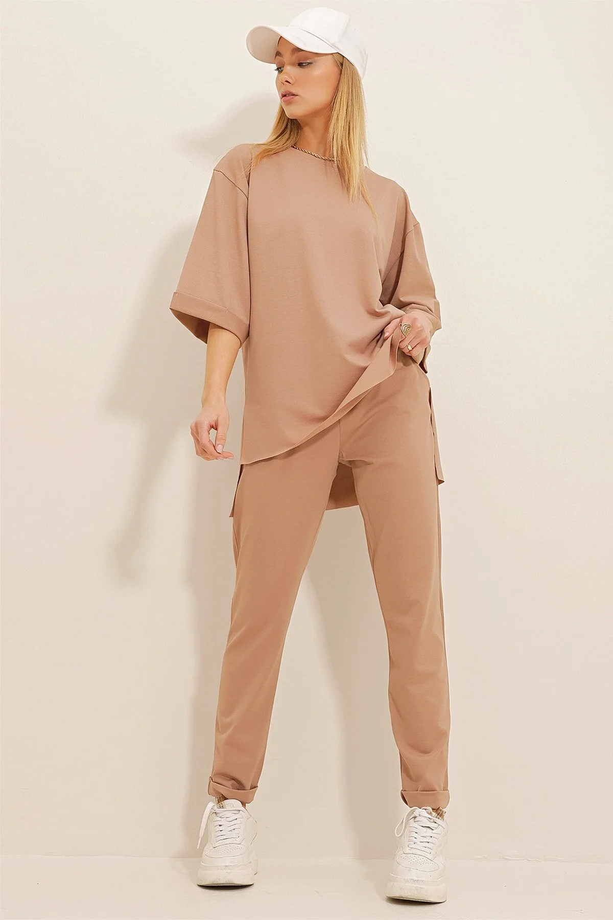 Trend Alaçatı Stili  Dunkelbeiges Damen-T-Shirt mit Rundhalsausschnitt, Seitenschlitz und Hose mit zwei Taschen, Krepp-Strick ALC-X10464