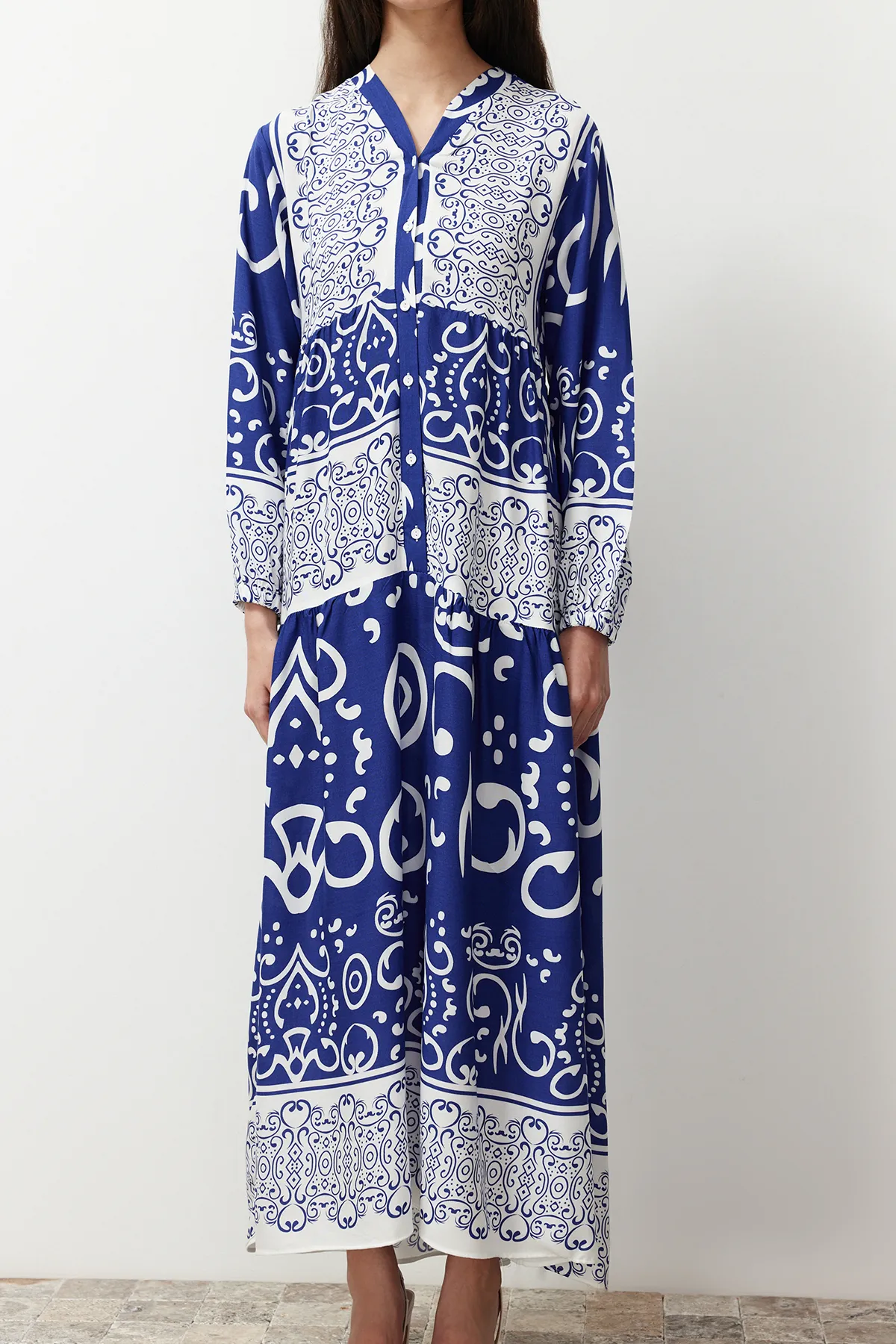 Trendyol Modest  Blaues Viskosekleid mit Schalkragen und Knopfleiste TCTSS24EB00244