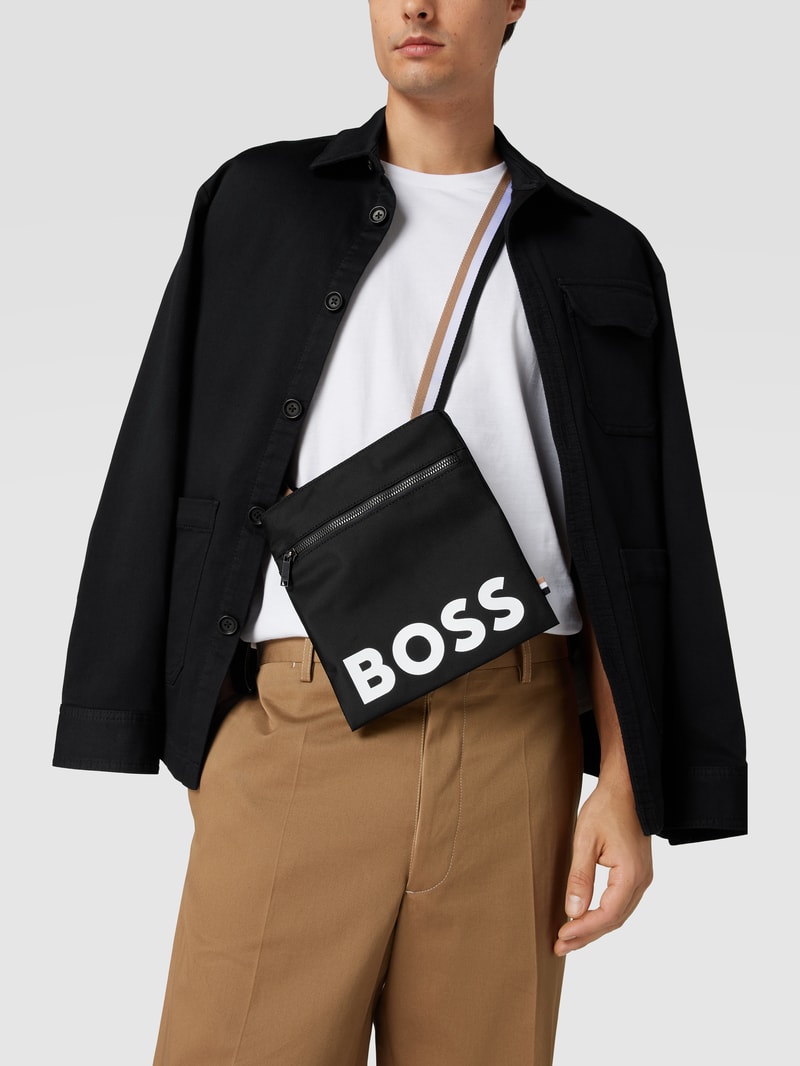 Umhängetasche mit Label-Print Modell 'CATCH' in schwarz