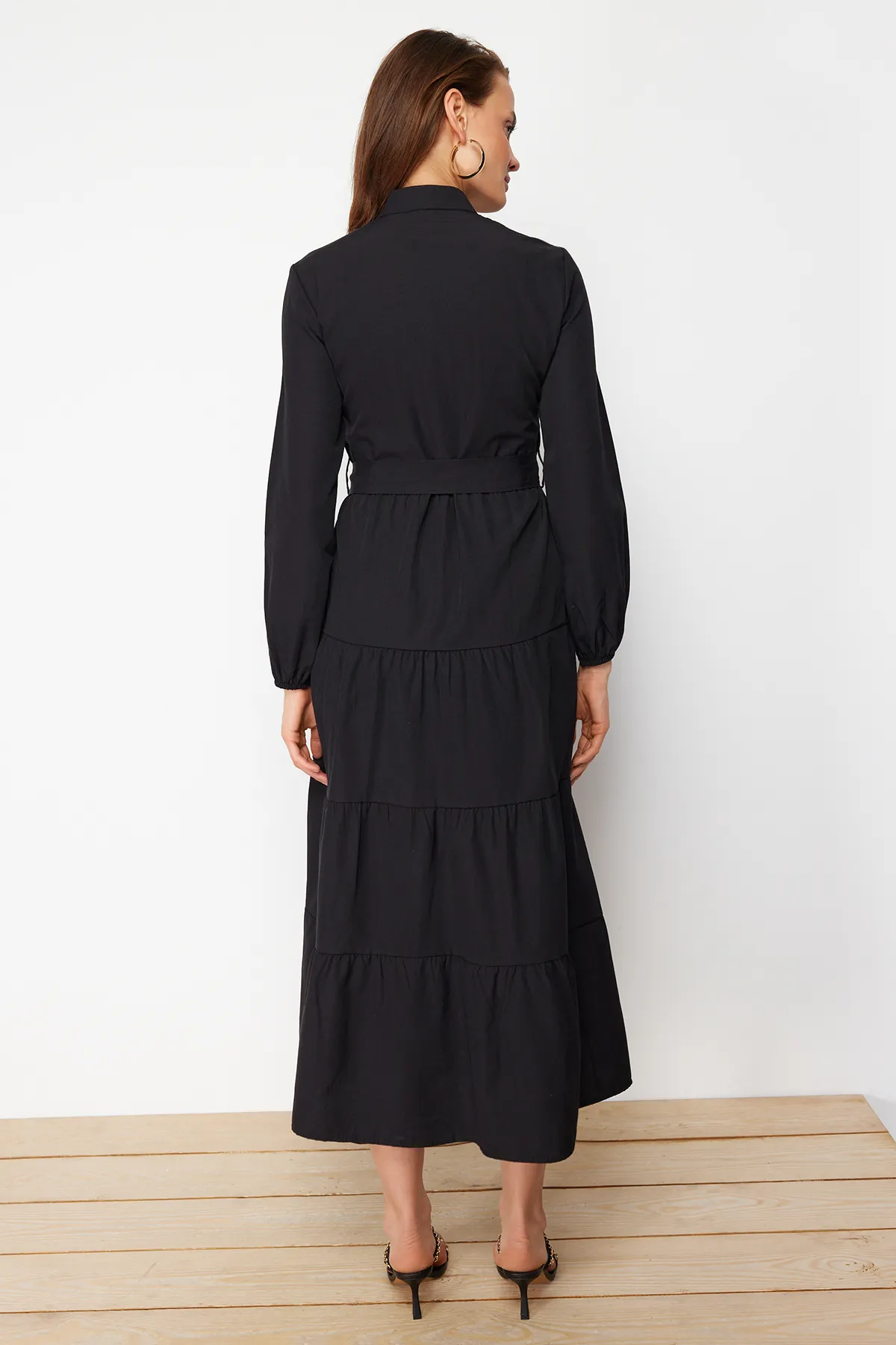 Trendyol Modest  Schwarzes gewebtes Kleid mit Gürtel, Chief-Kragen und Knopfdetail TCTSS21EL3343