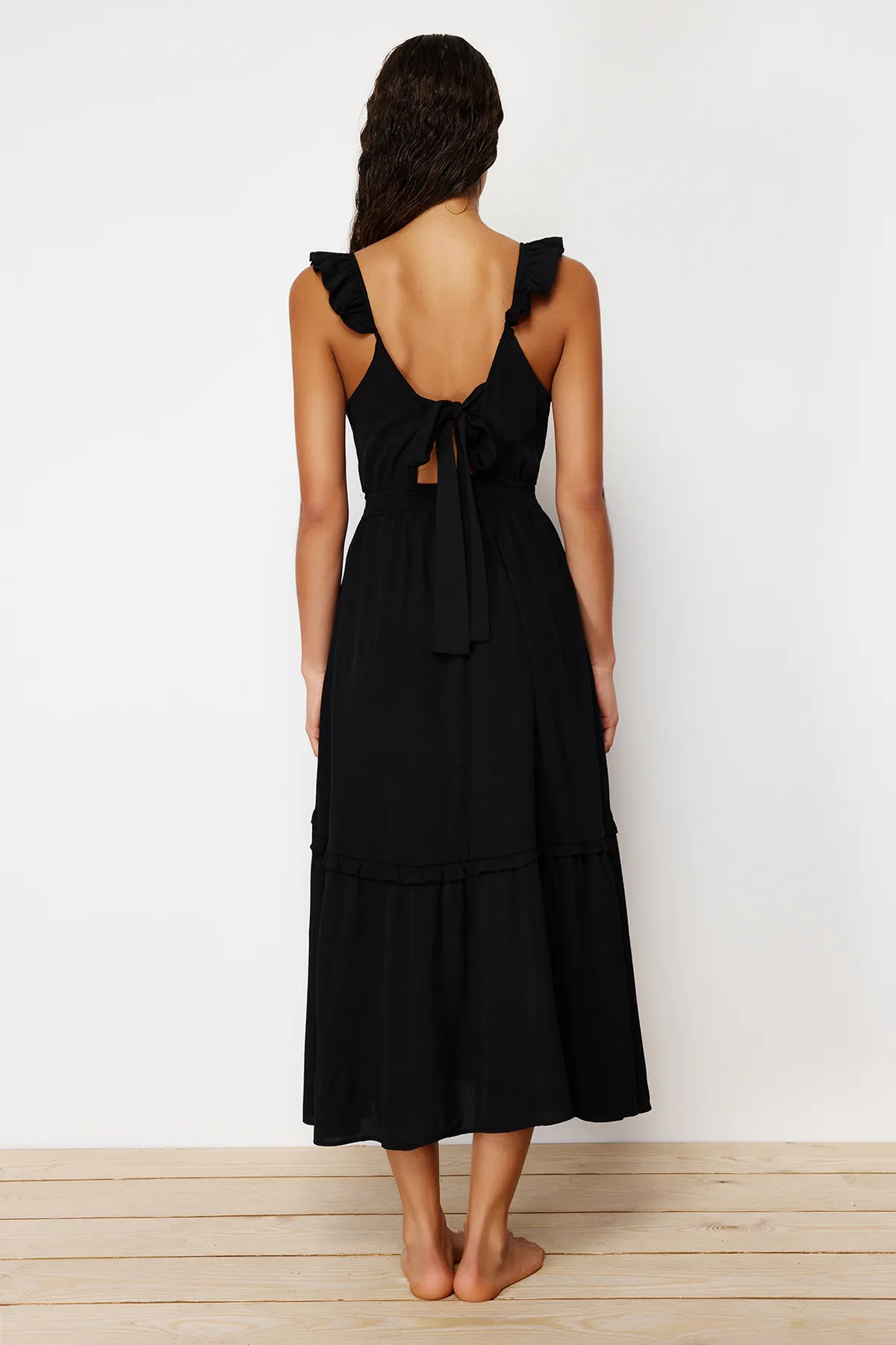 Trendyol Collection  Schwarzes Maxi-Strandkleid mit gewebten Rüschen TBESS24EL00092