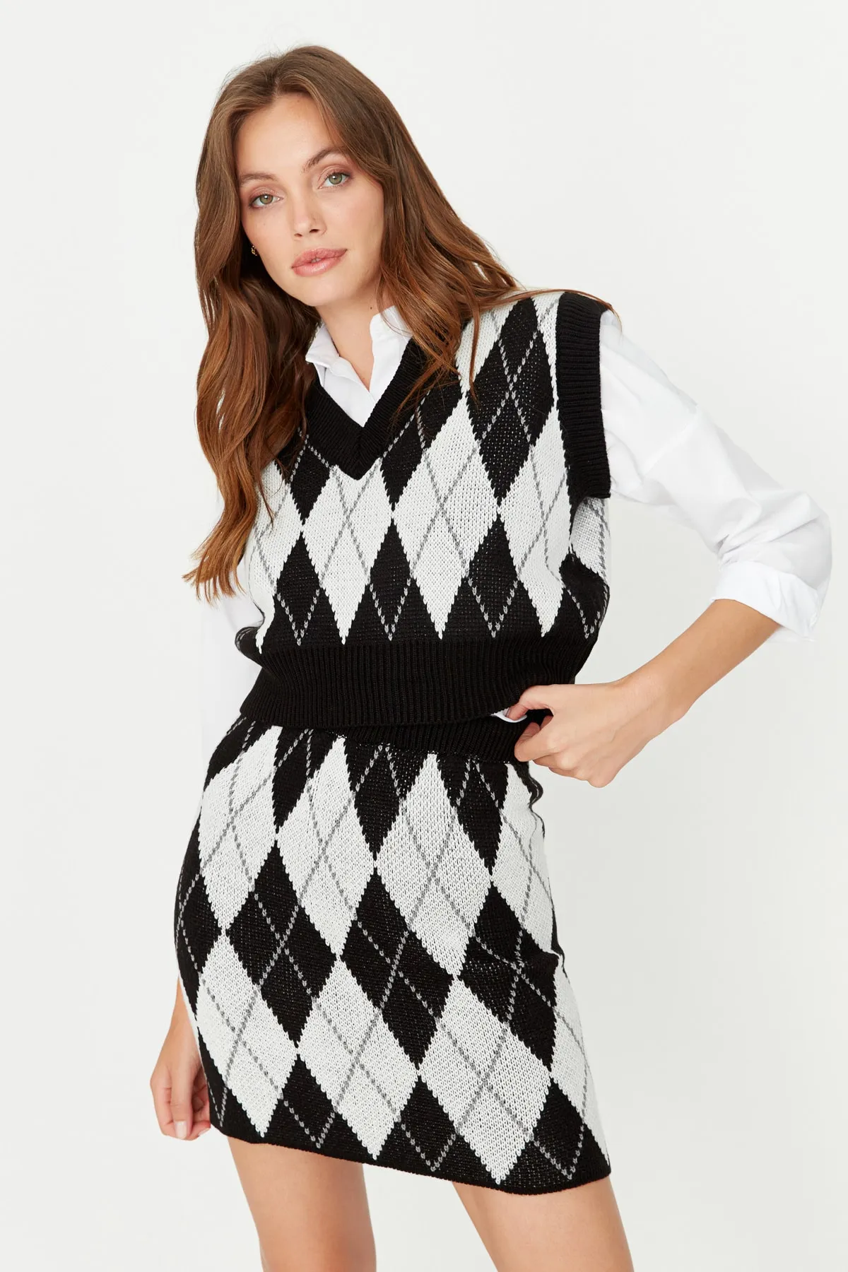 Trendyol Collection  Schwarzes, kurzes Strickoberteil und -unterteil im gleichen Muster TWOAW23AU00085