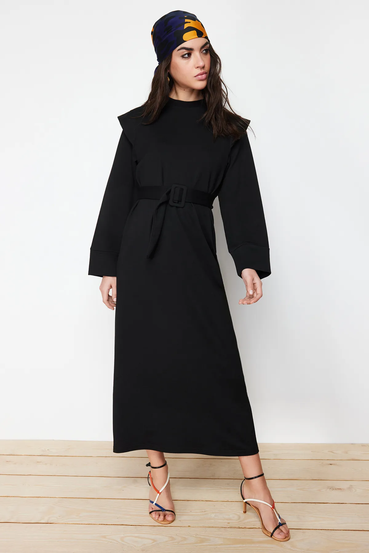 Trendyol Modest  Schwarzes Strickkleid mit Gürtel und Schulterdetail TCTSS24EB00120