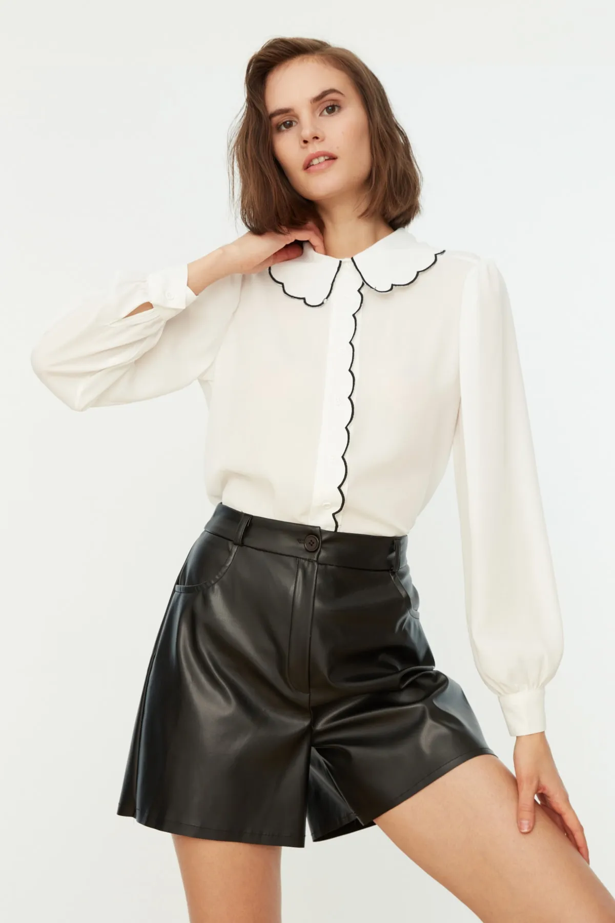 Trendyol Collection  Weißes gewebtes Hemd mit Stickdetail - Regular Fit TWOAW21GO0302