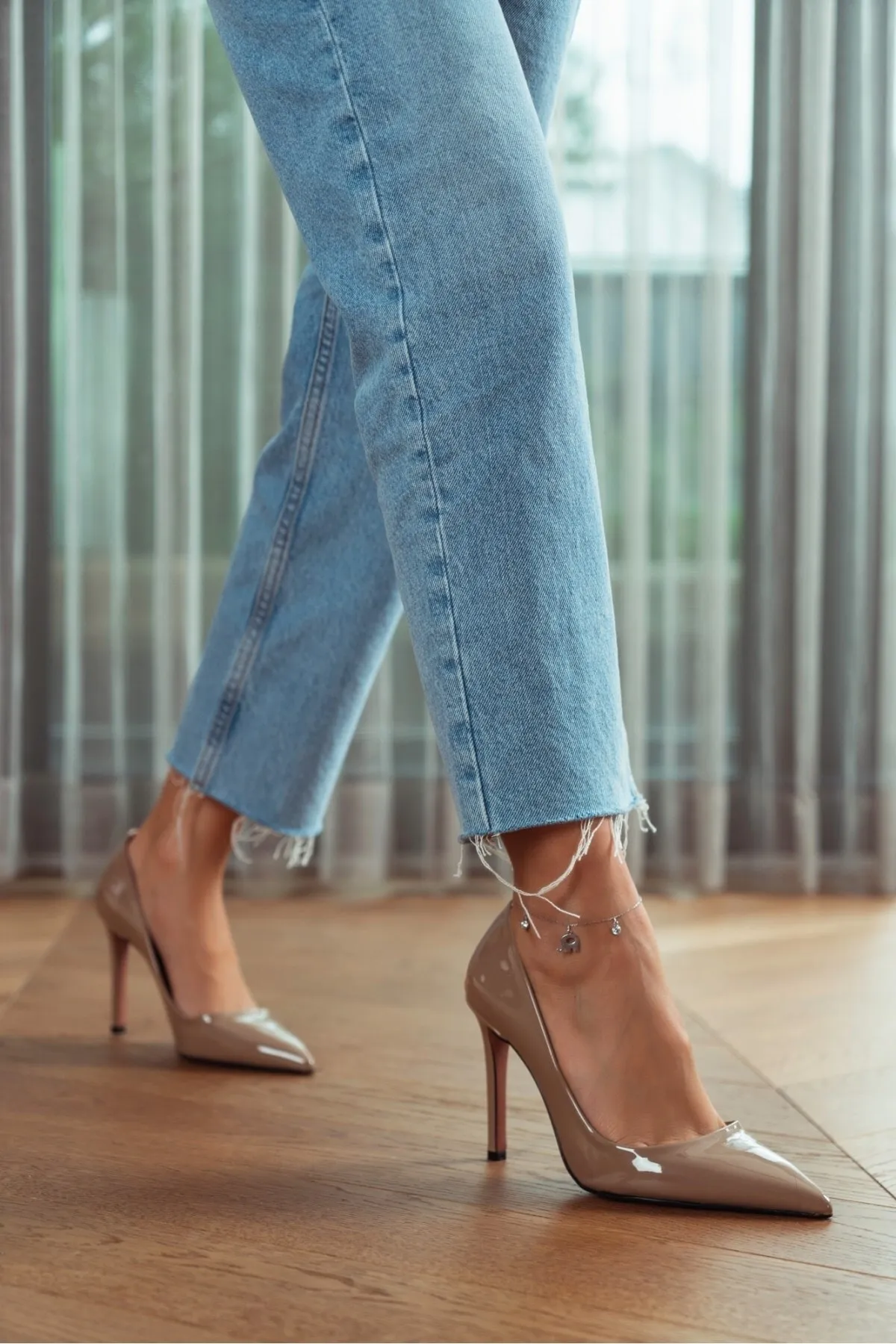 NİŞANTAŞI SHOES  Vanessa Damen-Stiletto aus dunkelbeigem Lackleder mit spitzer Zehenpartie